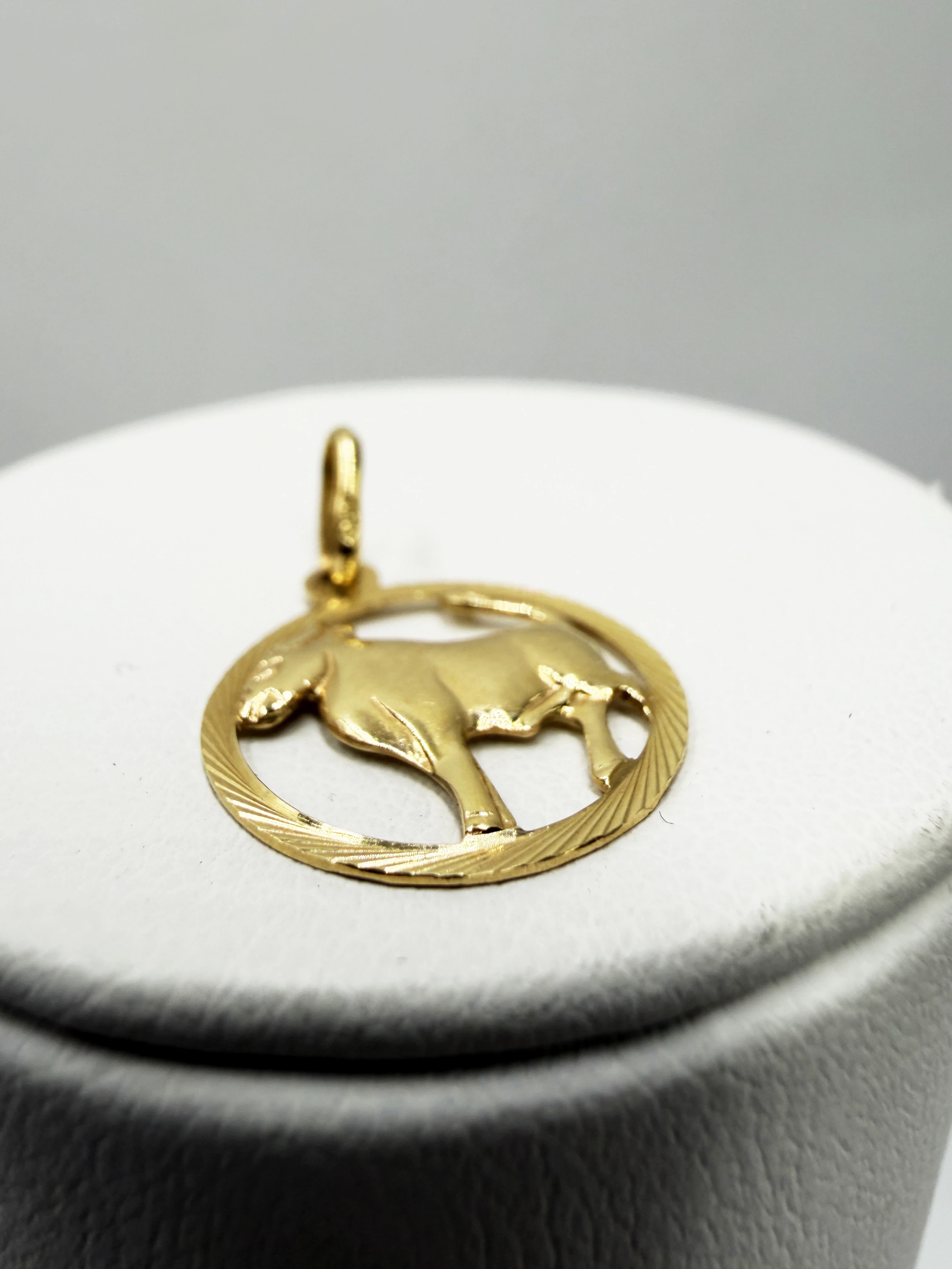 zlota-zawieszka-znak-zodiaku-byk-p585081g2cm-material-dominujacy-223721-131072
