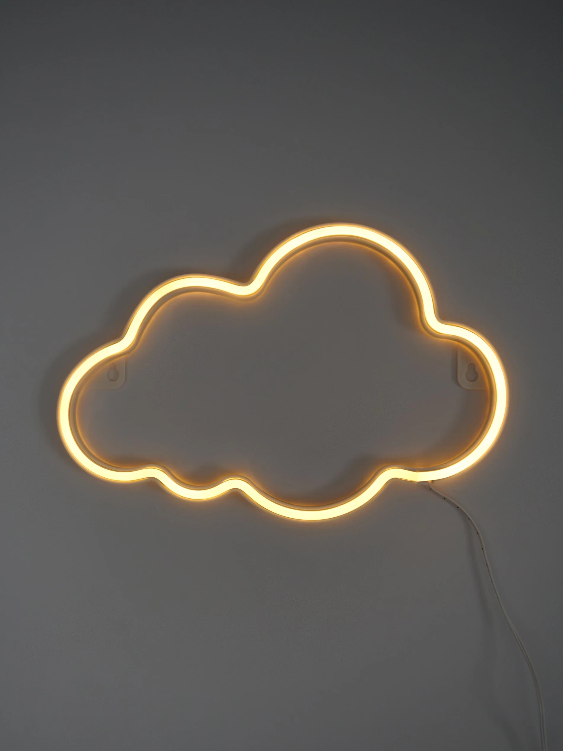 lampka-neon-led-w-ksztalcie-chmury-obroncow-pokoju-76-gorzow-wlkp