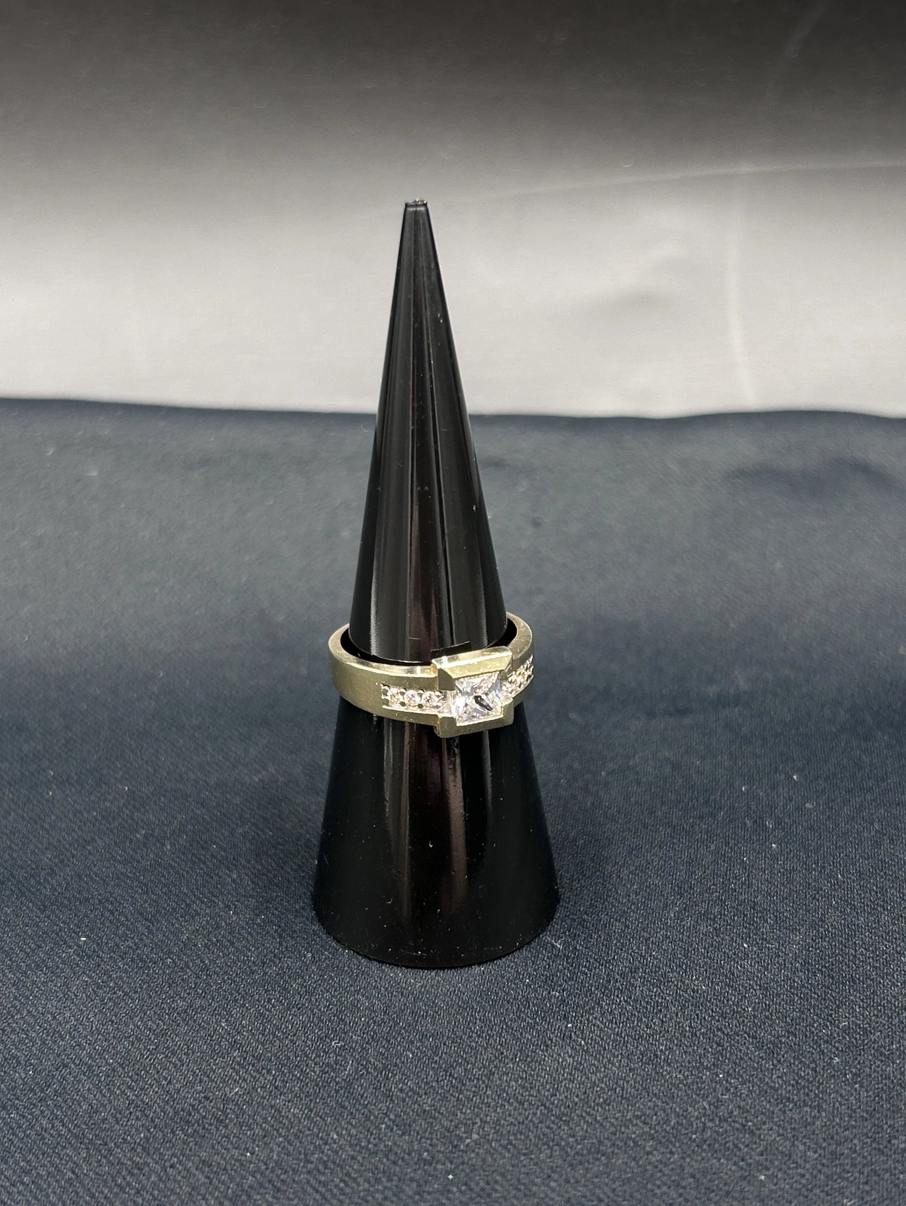 cudowny-zloty-pierscionek-z-kamieniami-585378gr15-kosciuszki-29-rogozno