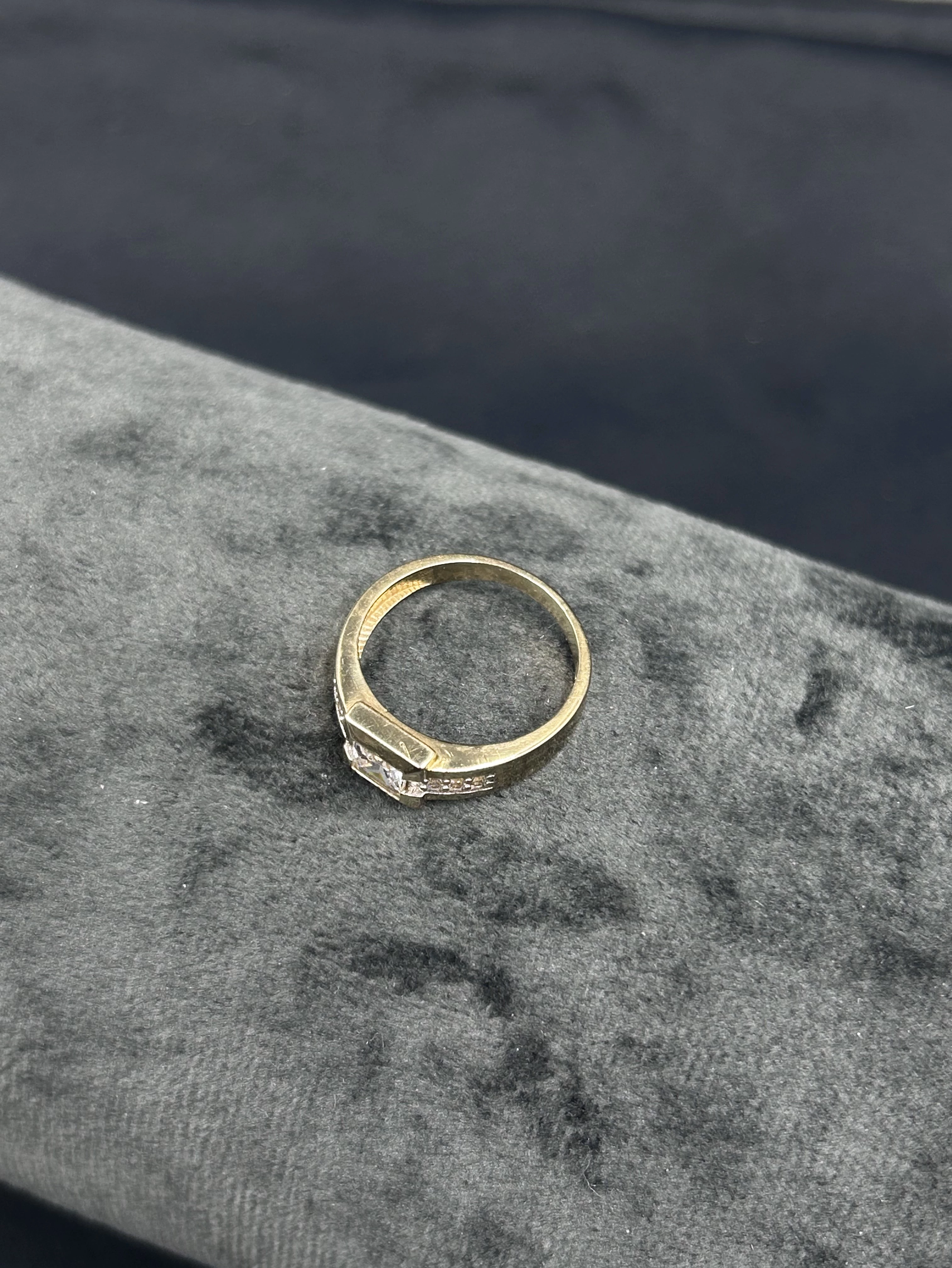 cudowny-zloty-pierscionek-z-kamieniami-585378gr15-material-15835-2