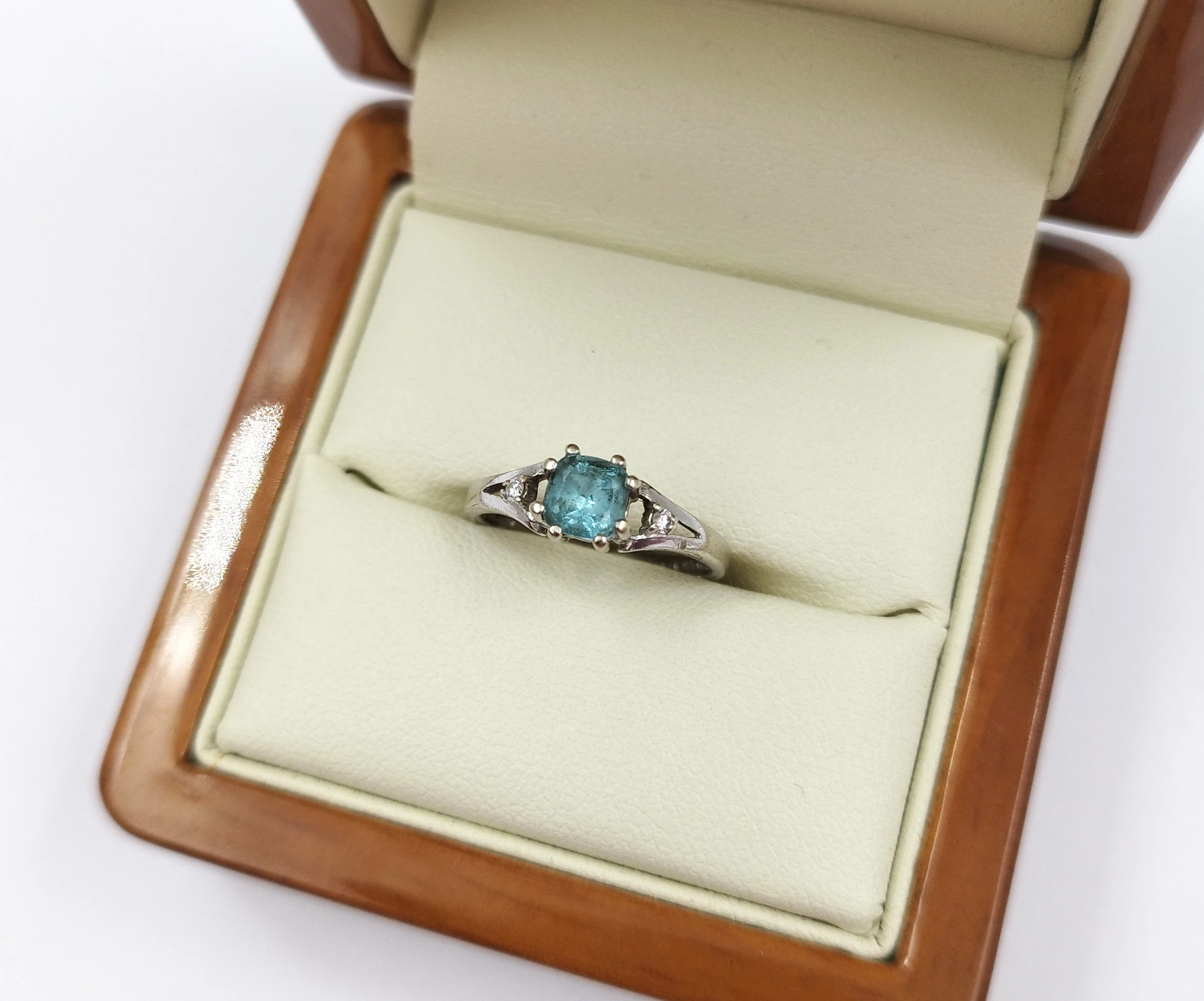 pierscionek-z-bialego-zlota-z-blekitnym-kamieniem-stan-11323-2