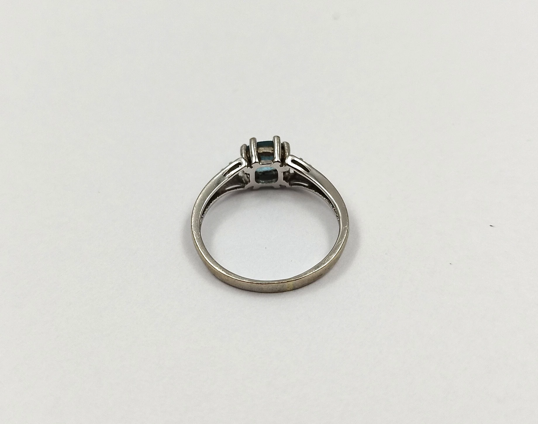 pierscionek-z-bialego-zlota-z-blekitnym-kamieniem-waga-156