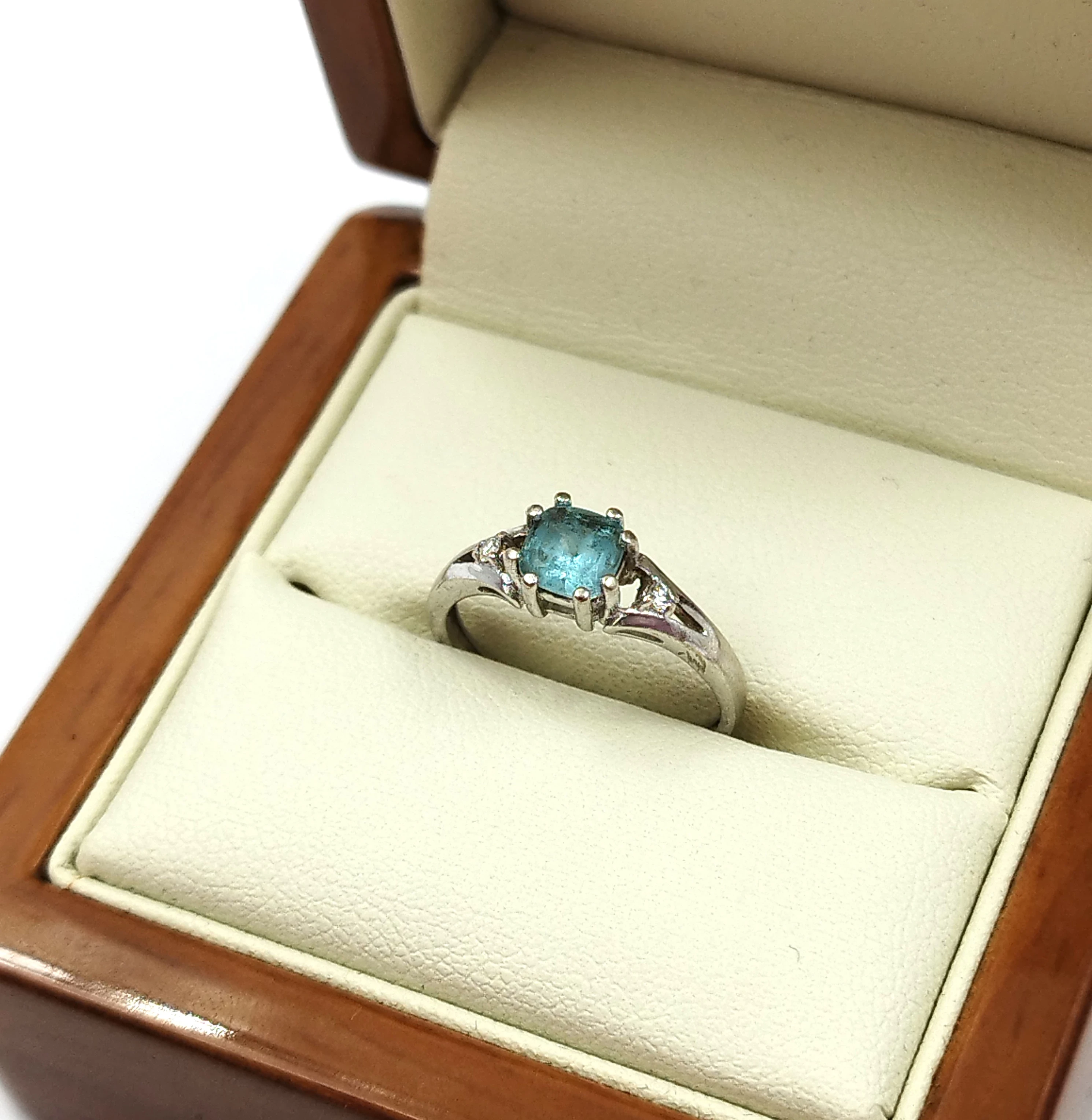 pierscionek-z-bialego-zlota-z-blekitnym-kamieniem-rodzaj-2205-2