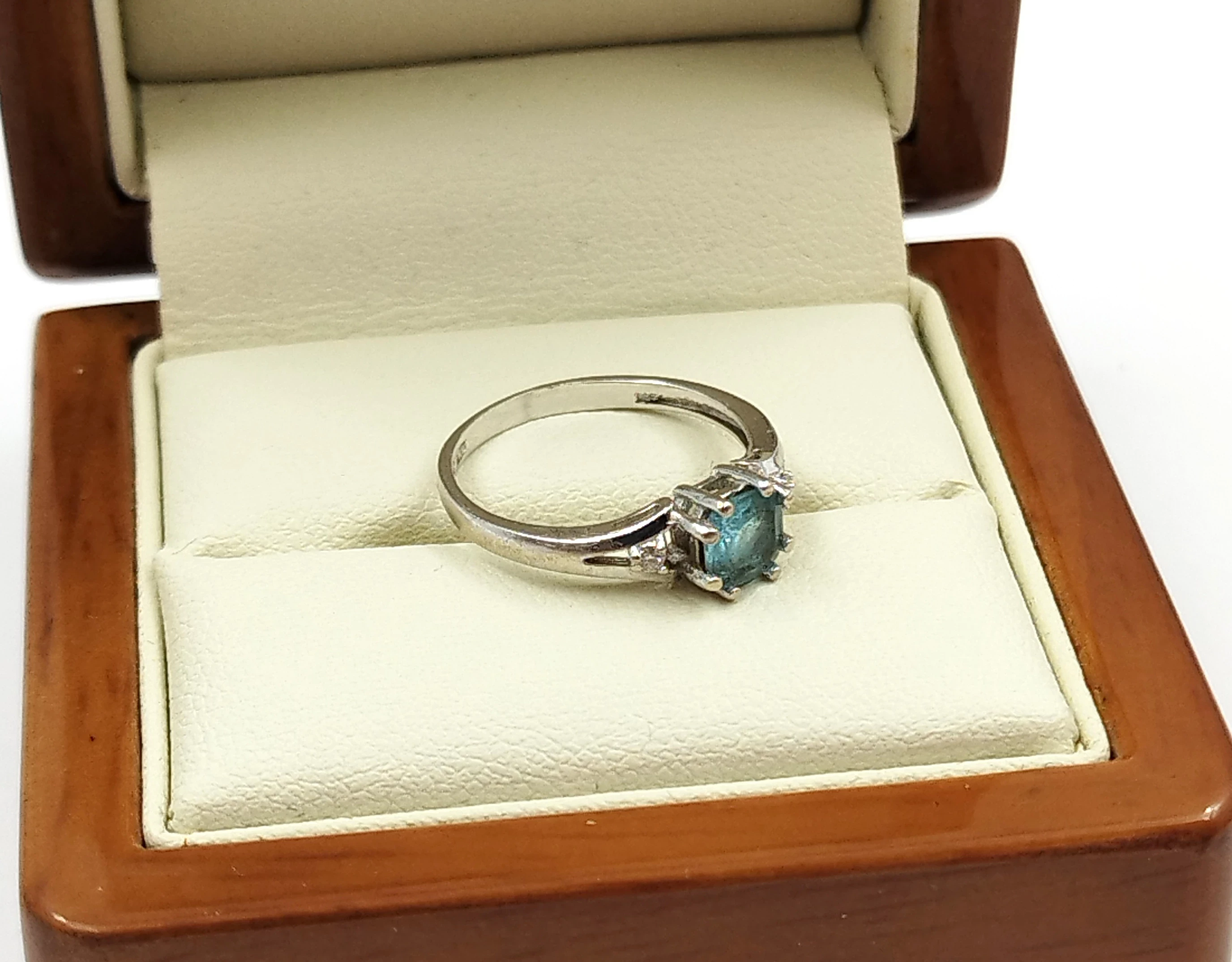 pierscionek-z-bialego-zlota-z-blekitnym-kamieniem-kolor-249512-1647422