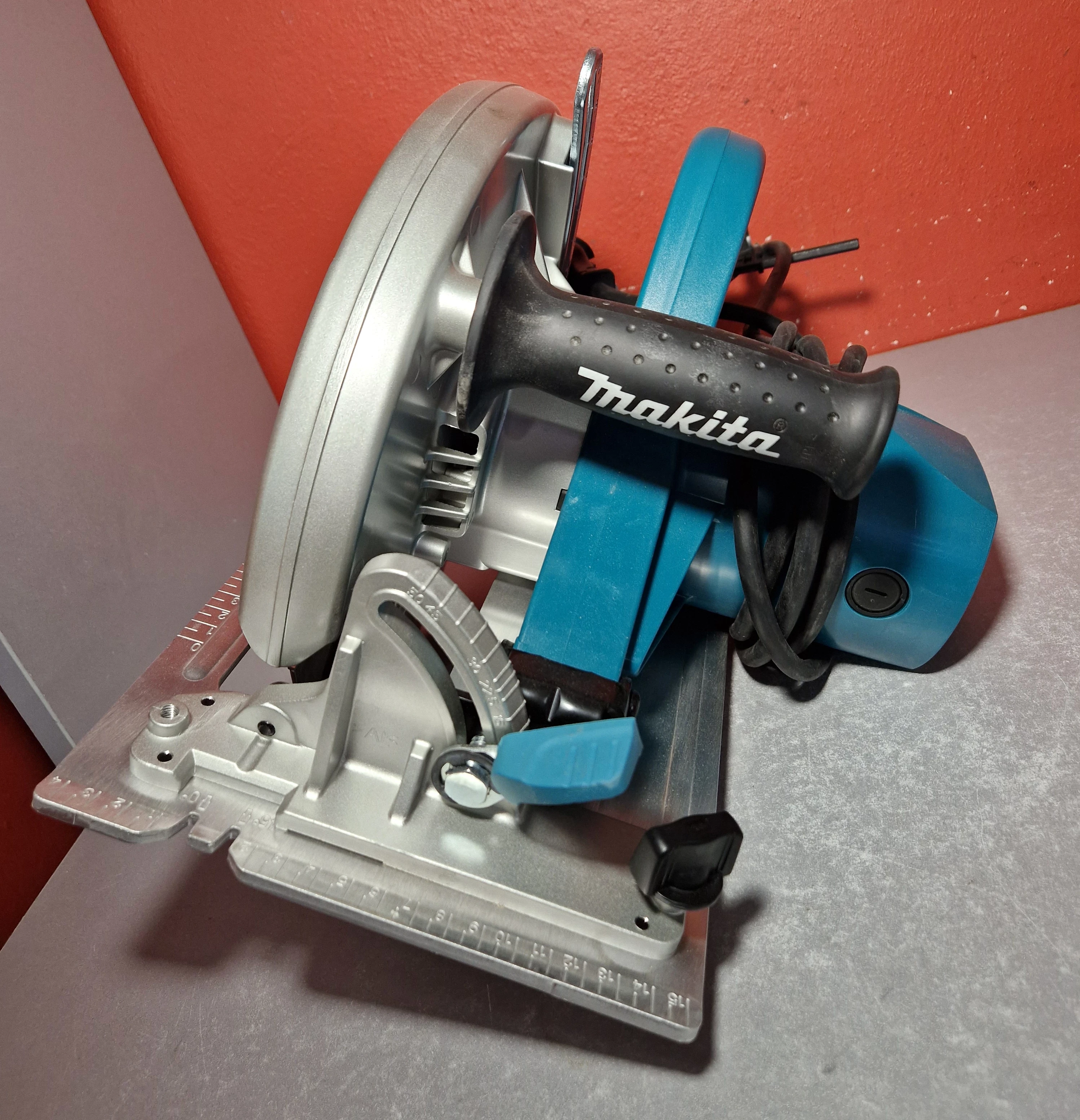 pila-pilarka-tarczowa-makita-hs0600-2000w-stan-11323-2