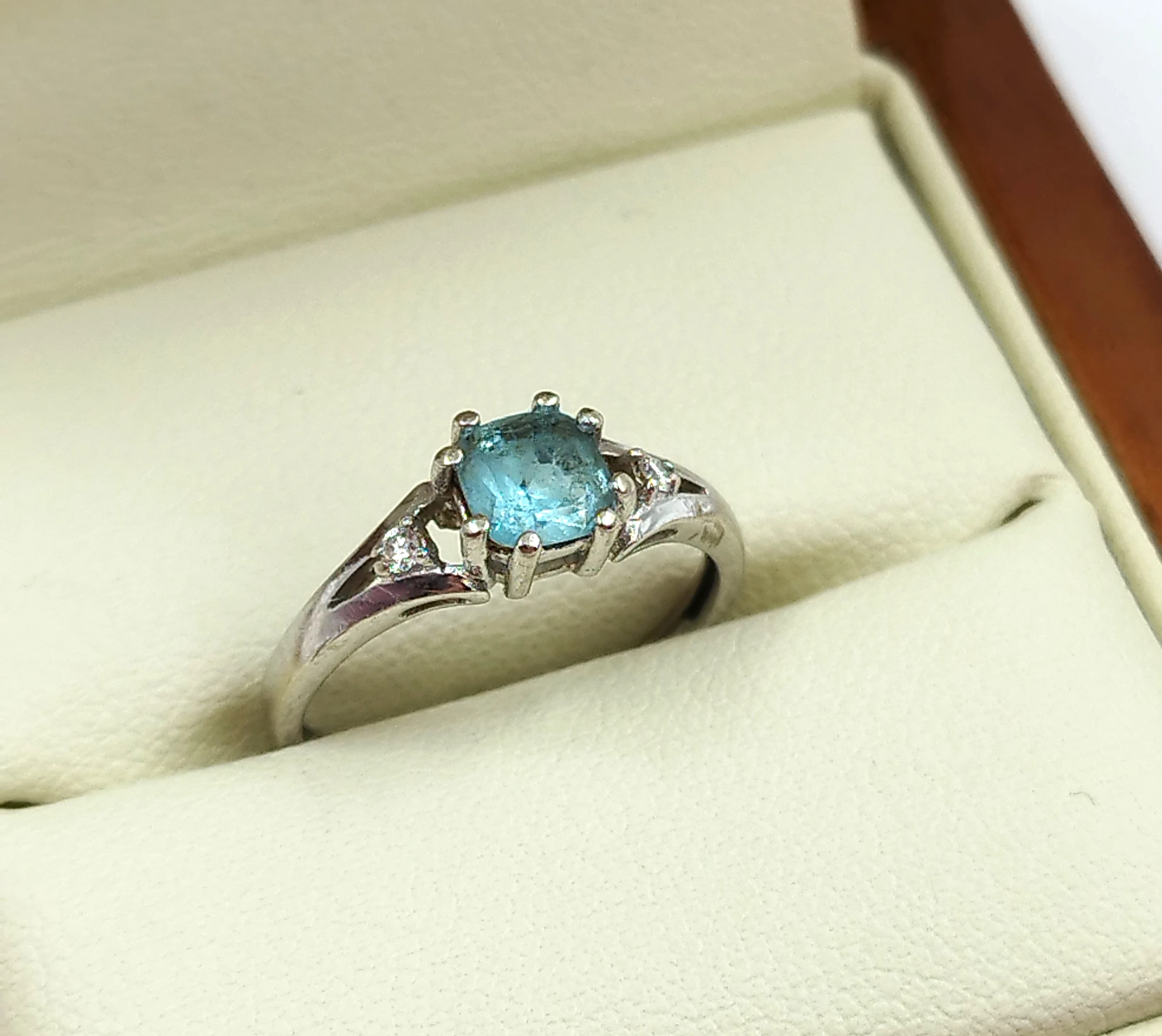 pierscionek-z-bialego-zlota-z-blekitnym-kamieniem-wladyslawa-iv-40-koszalin