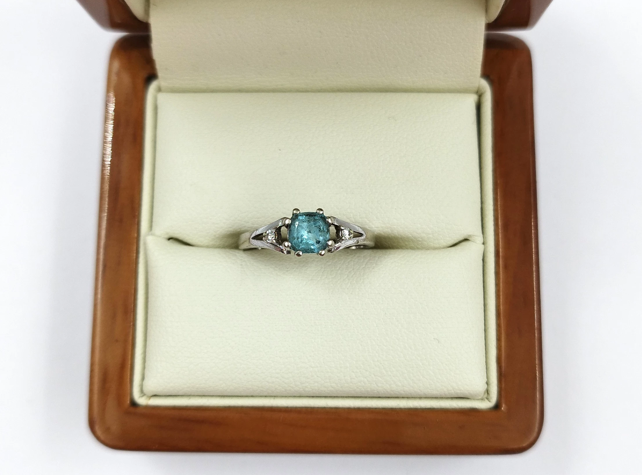 pierscionek-z-bialego-zlota-z-blekitnym-kamieniem-kamien-17088-128