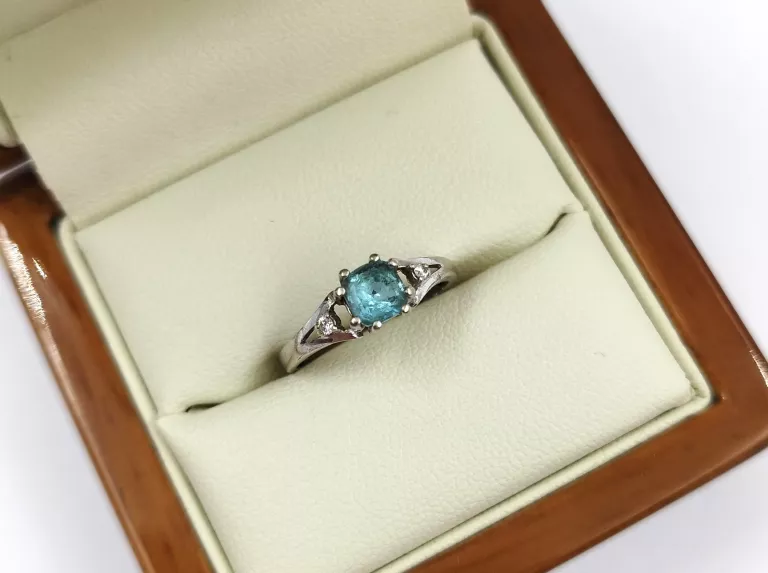 pierscionek-z-bialego-zlota-z-blekitnym-kamieniem-material-15835-1