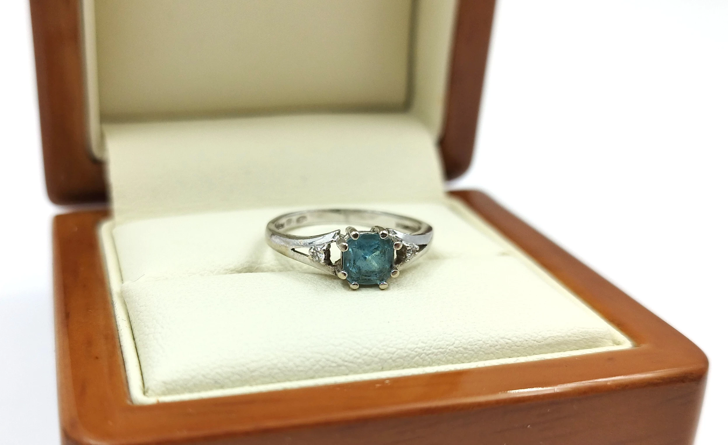 pierscionek-z-bialego-zlota-z-blekitnym-kamieniem-plec-15851-1