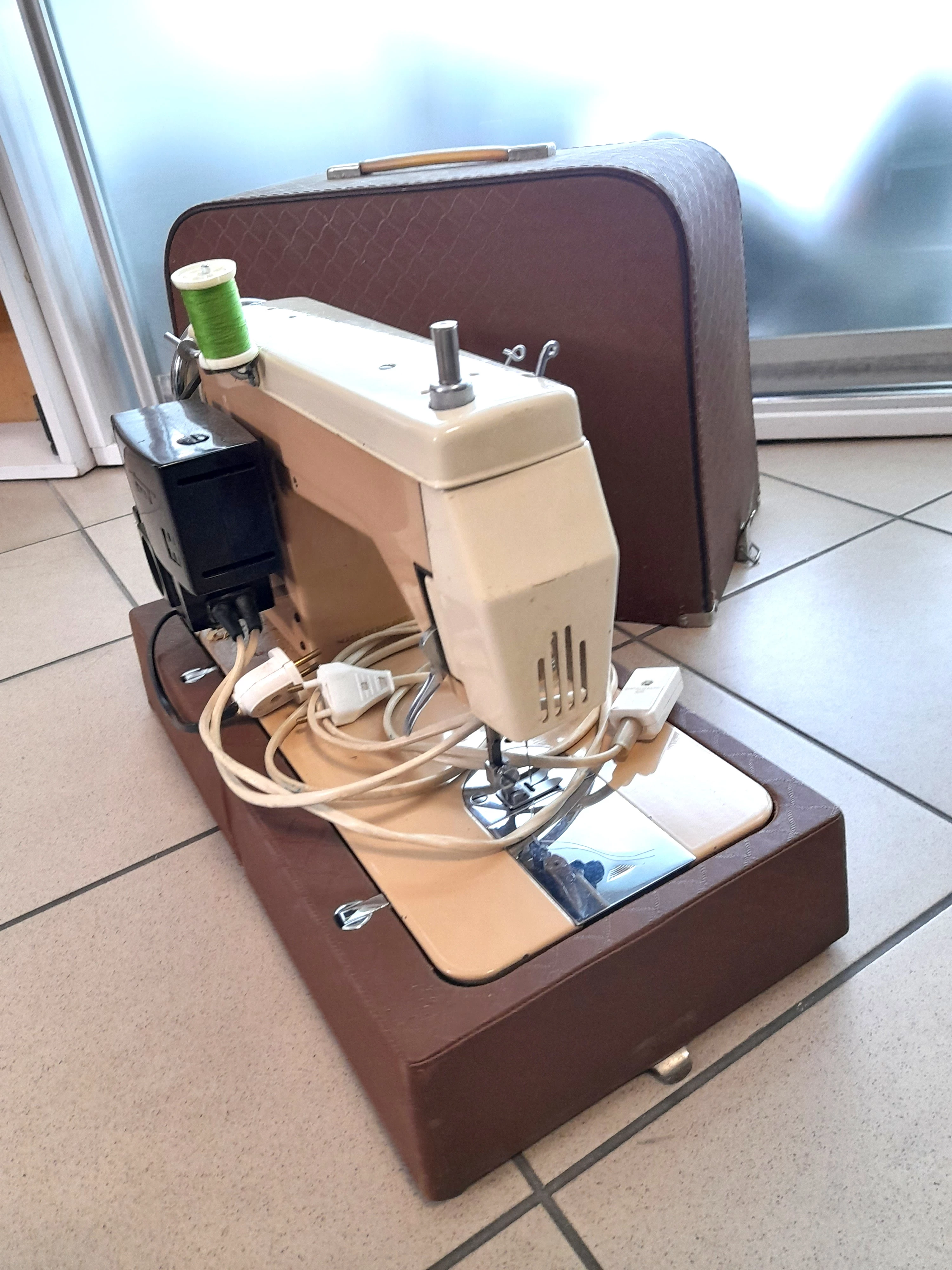 lucznik-432-maszyna-do-szycia-w-walizce-kod-producenta-451