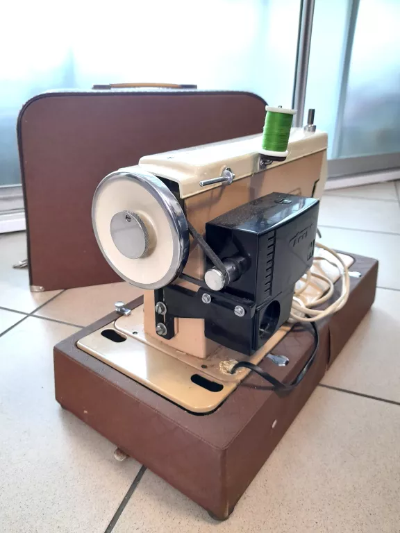 lucznik-432-maszyna-do-szycia-w-walizce-kolor-dominujacy-129357-1