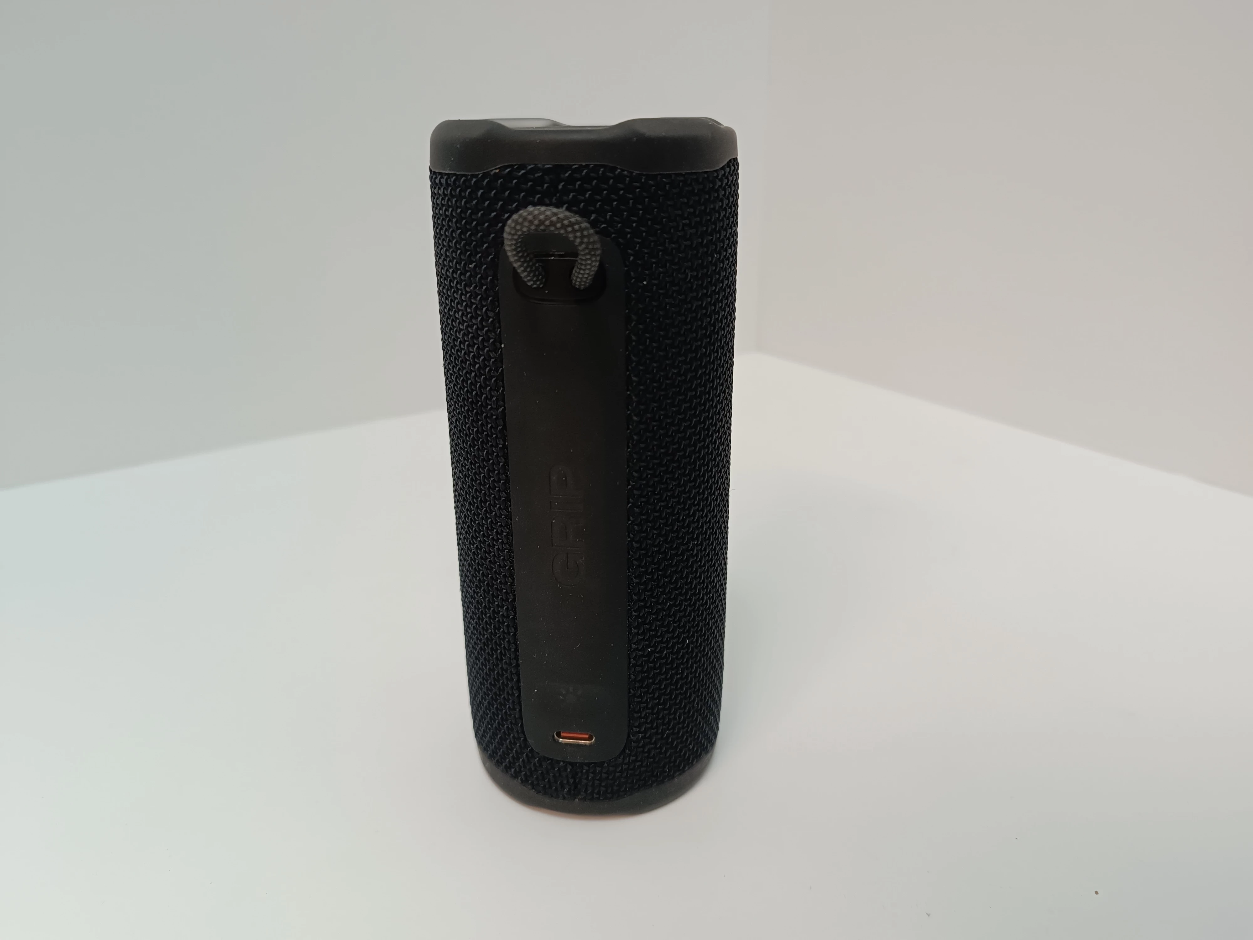 glosnik-jbl-grip-moc-1600