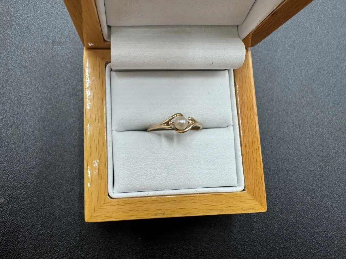 wyrob-jubilerski-piescionek-z-perelka-585-151g-material-15835-2