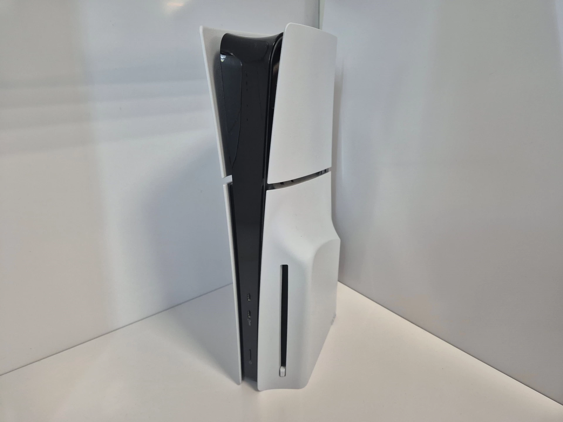 konsola-sony-ps5-slim-1tb-z-napedem-2-pady-2-gry-fc26-black-ops-6-certyfikaty-zgodnosci-218669-1