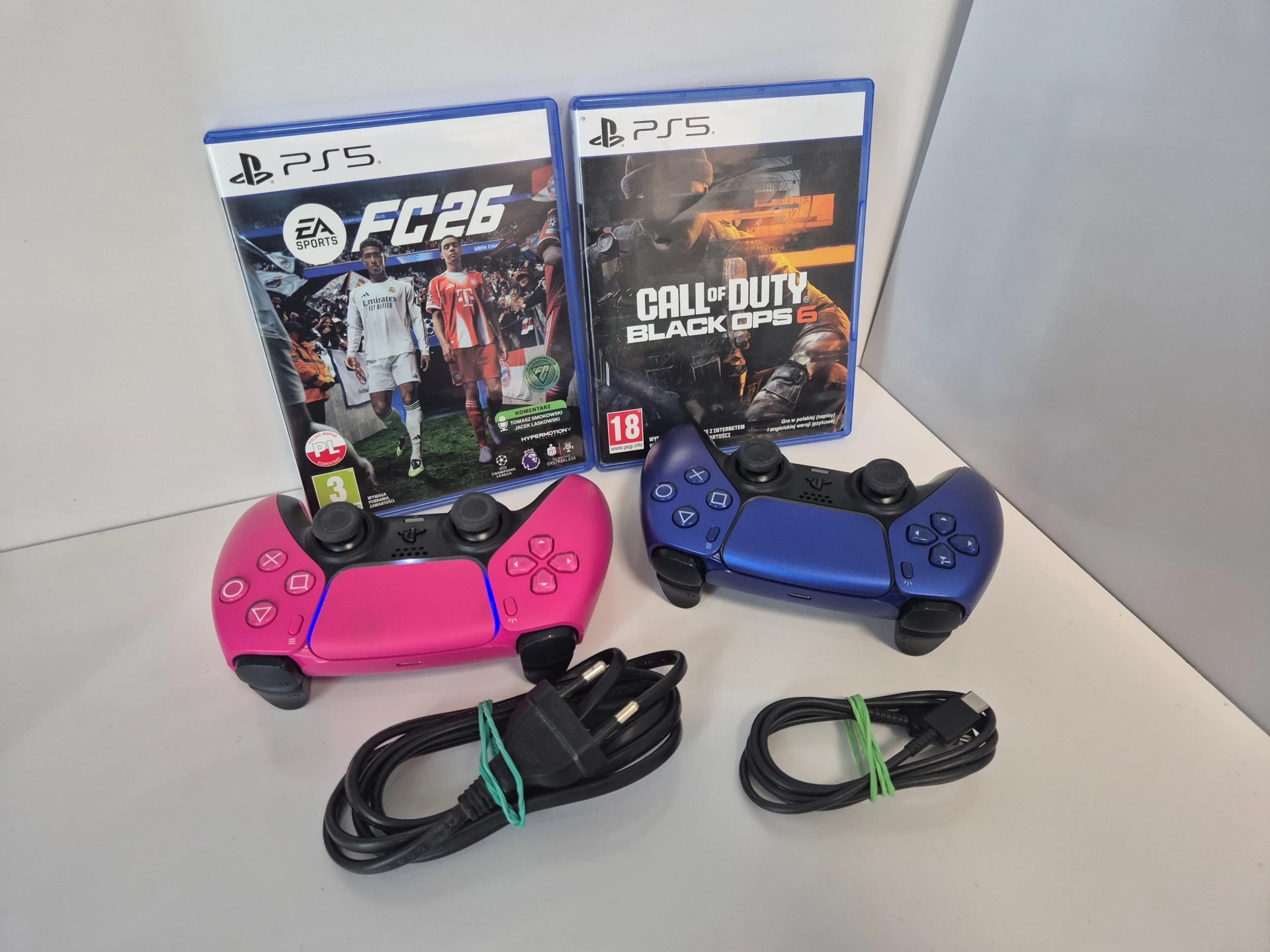 konsola-sony-ps5-slim-1tb-z-napedem-2-pady-2-gry-fc26-black-ops-6-stan-11323-2
