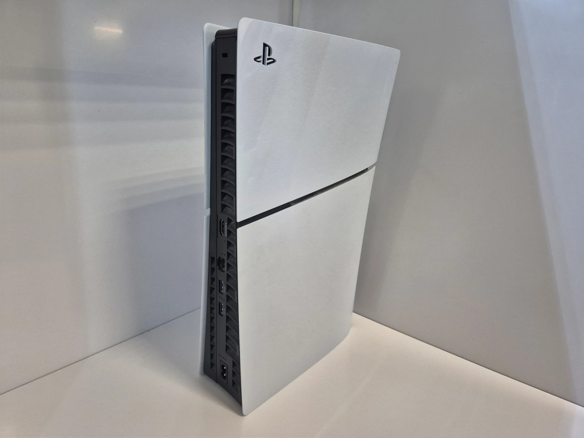 konsola-sony-ps5-slim-1tb-z-napedem-2-pady-2-gry-fc26-black-ops-6-waga-produktu-z-opakowaniem-jednostkowym-3200