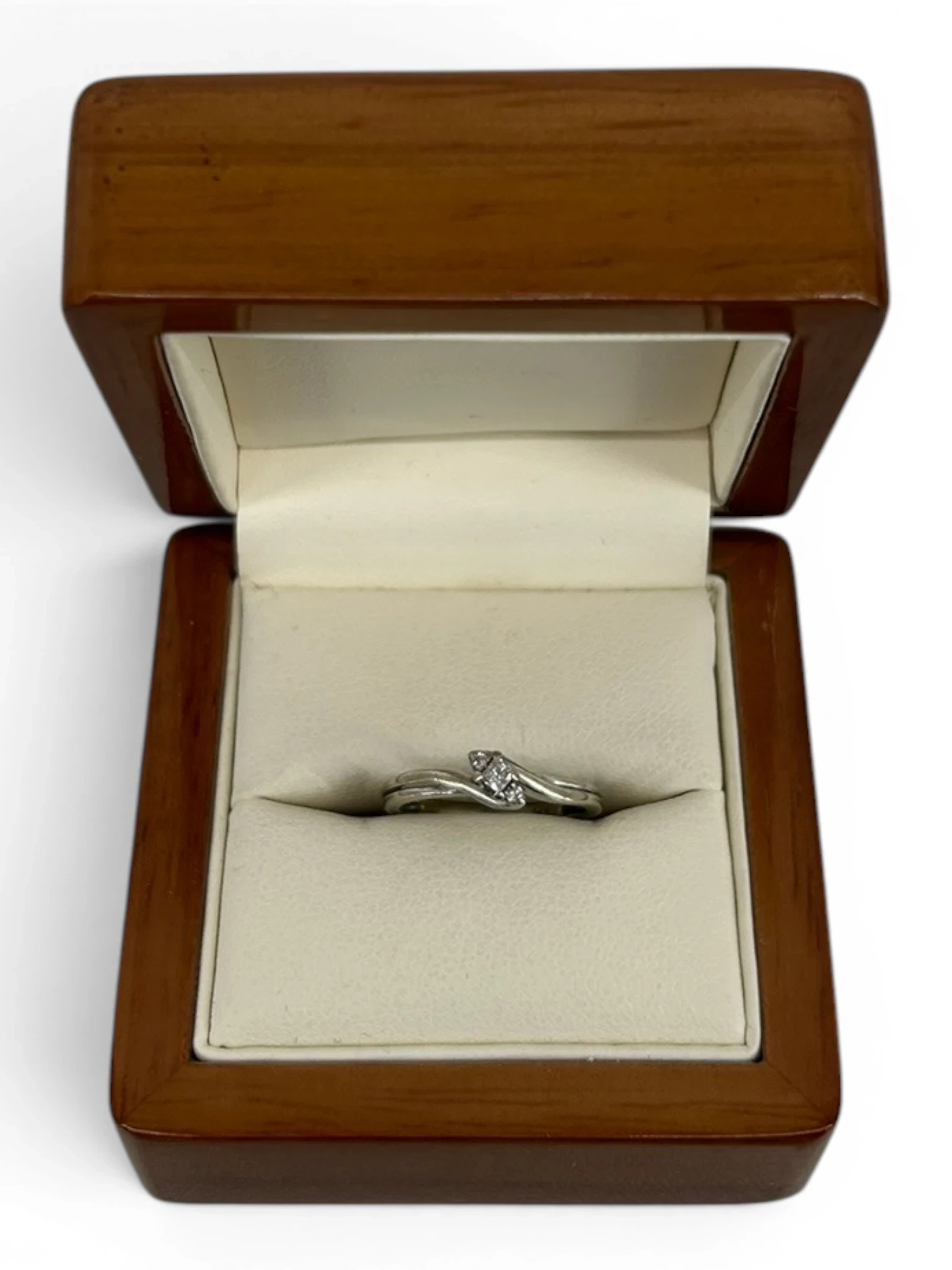 subtelny-pierscionek-z-bialego-zlota-3-brylanty-008ct-proba-417-rodzaj-2205-2