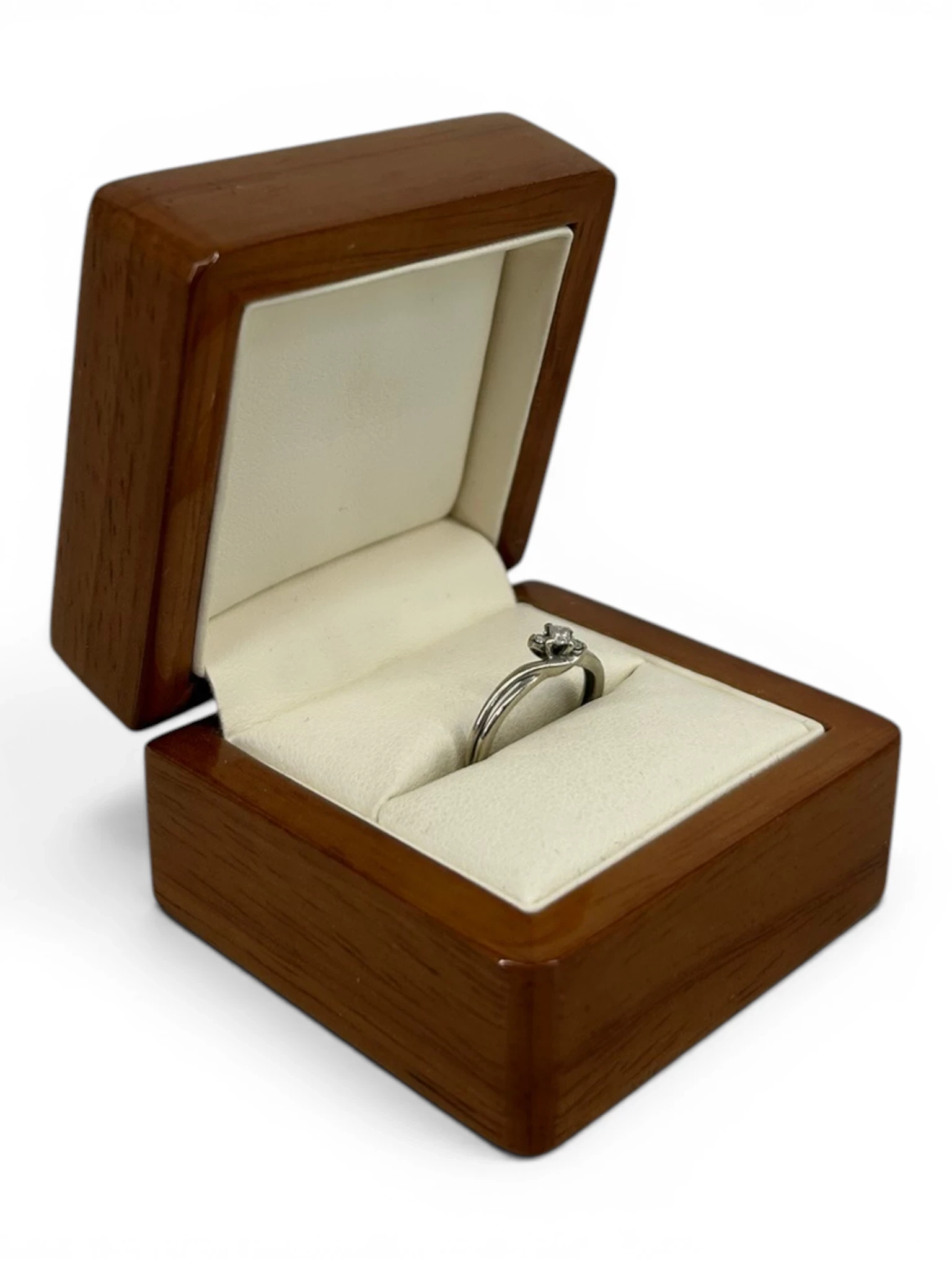 subtelny-pierscionek-z-bialego-zlota-3-brylanty-008ct-proba-417-material-15835-1