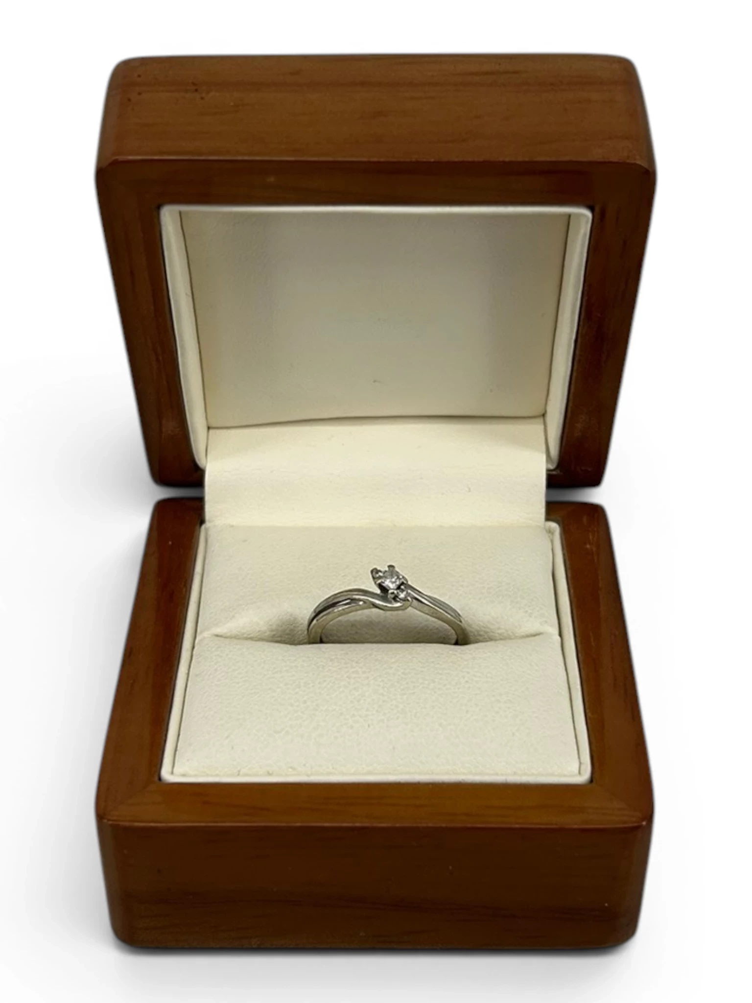 subtelny-pierscionek-z-bialego-zlota-3-brylanty-008ct-proba-417-stan-11323-2