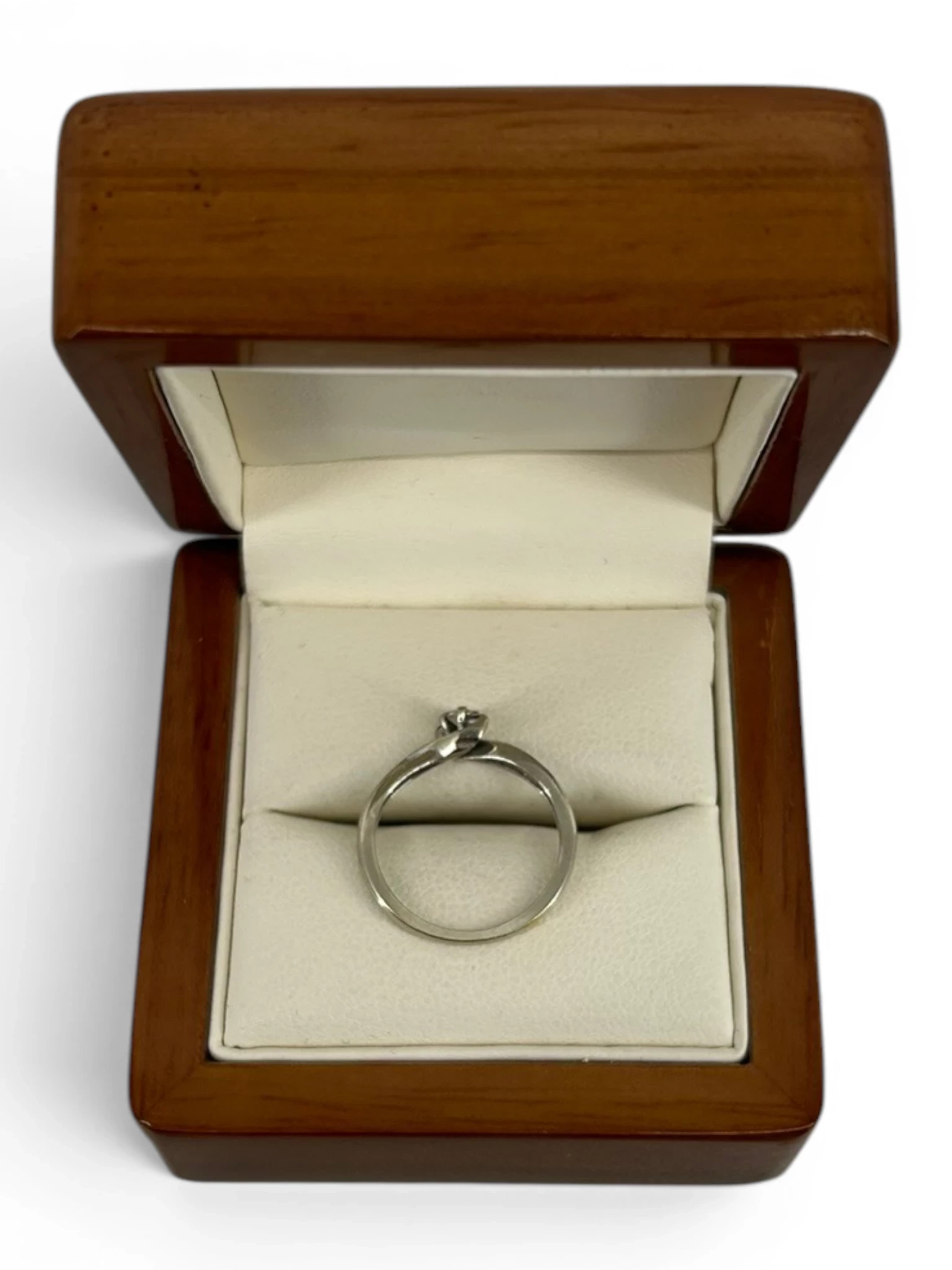 subtelny-pierscionek-z-bialego-zlota-3-brylanty-008ct-proba-417-rozmiarsrednica-wew-mm-372-8