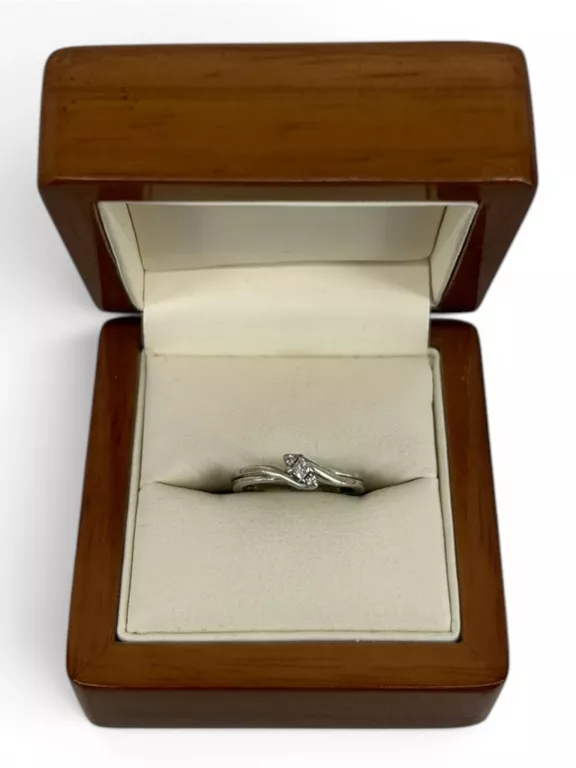 subtelny-pierscionek-z-bialego-zlota-3-brylanty-008ct-proba-417-rodzaj-2205-2