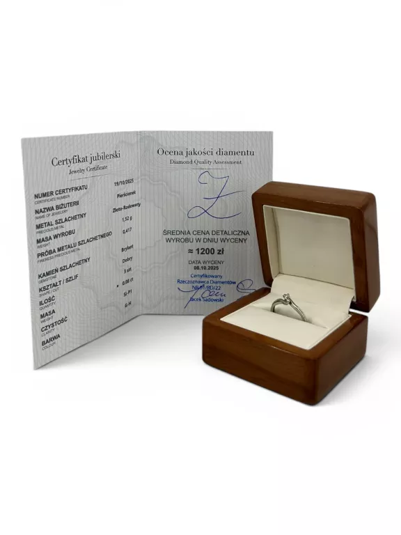 subtelny-pierscionek-z-bialego-zlota-3-brylanty-008ct-proba-417-piastowska-19-wroclaw