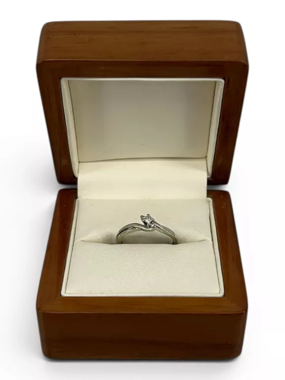 subtelny-pierscionek-z-bialego-zlota-3-brylanty-008ct-proba-417-stan-11323-2