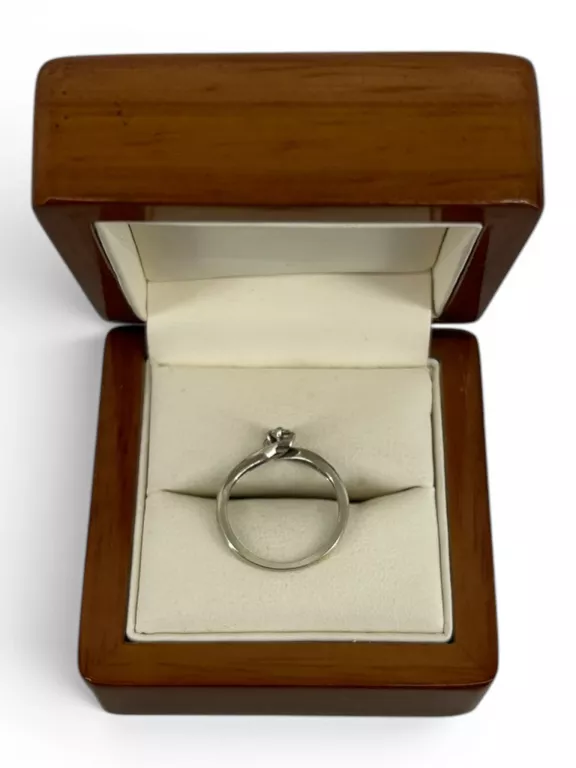 subtelny-pierscionek-z-bialego-zlota-3-brylanty-008ct-proba-417-rozmiarsrednica-wew-mm-372-8