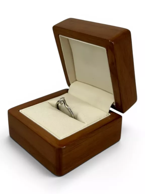 subtelny-pierscionek-z-bialego-zlota-3-brylanty-008ct-proba-417-kamien-17088-8