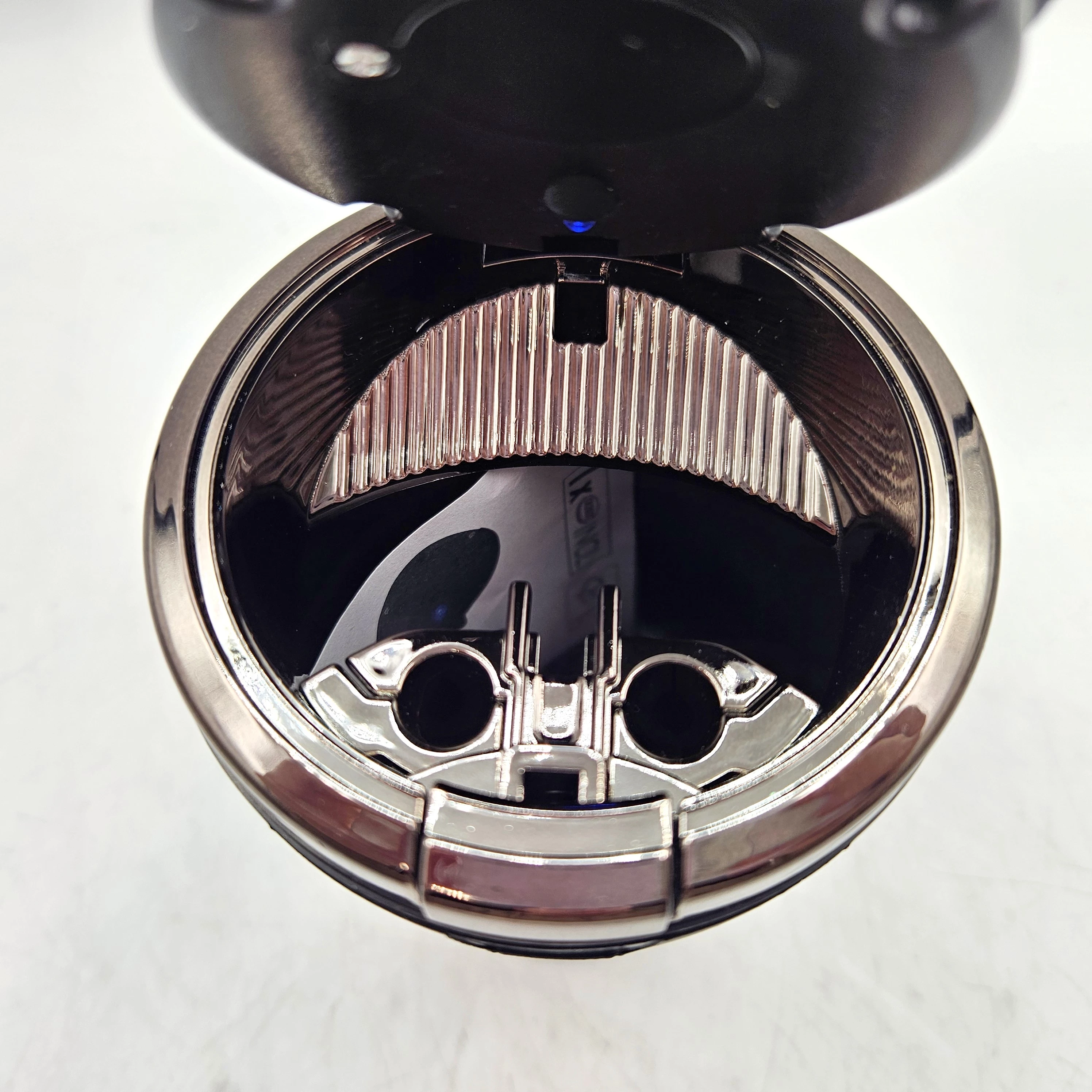 popielniczka-samochodowa-z-oswietleniem-kolor-11484-2