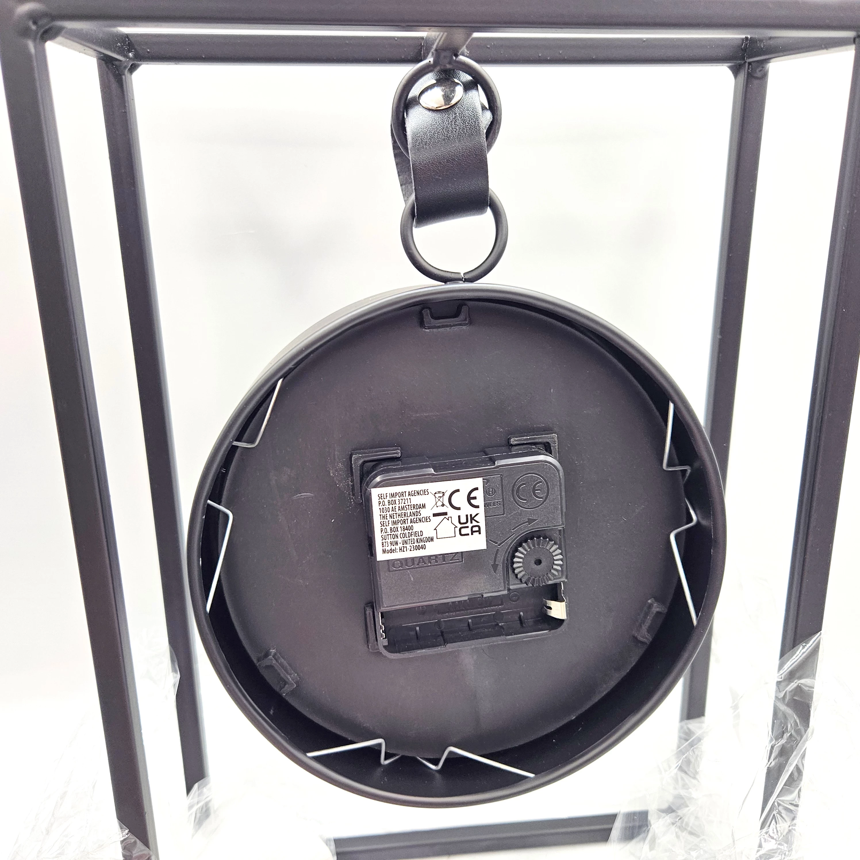 zegar-wiszacy-czarny-na-biurko-metalowy-na-stelazu-zlote-wskazowki-typ-18114-16