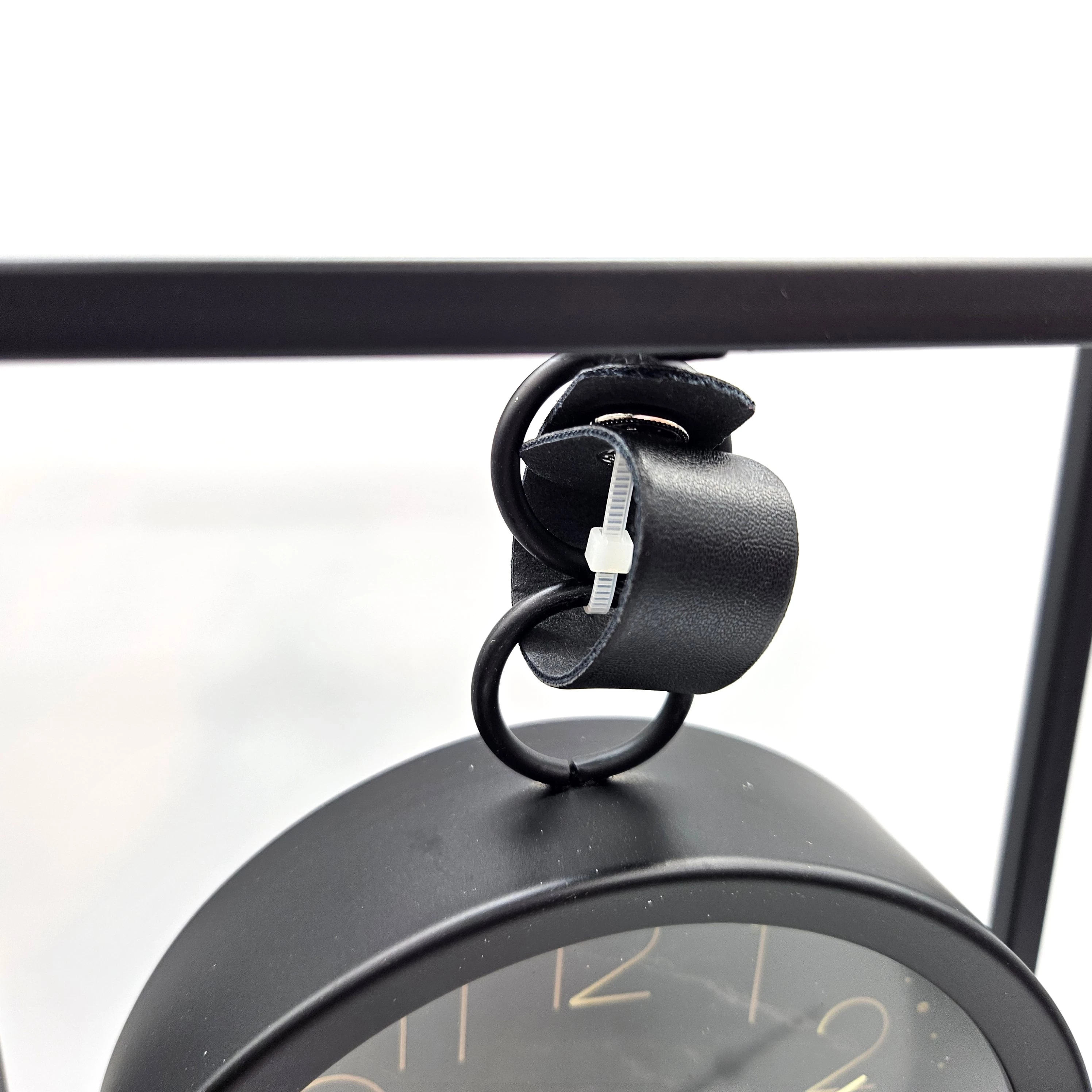 zegar-wiszacy-czarny-na-biurko-metalowy-na-stelazu-zlote-wskazowki-stan-11323-2