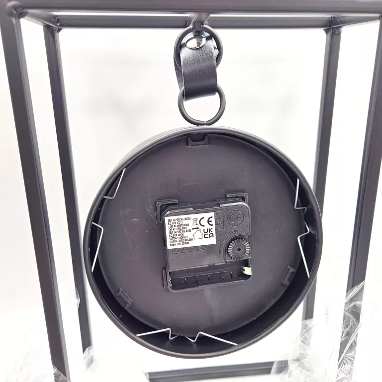 zegar-wiszacy-czarny-na-biurko-metalowy-na-stelazu-zlote-wskazowki-typ-18114-16