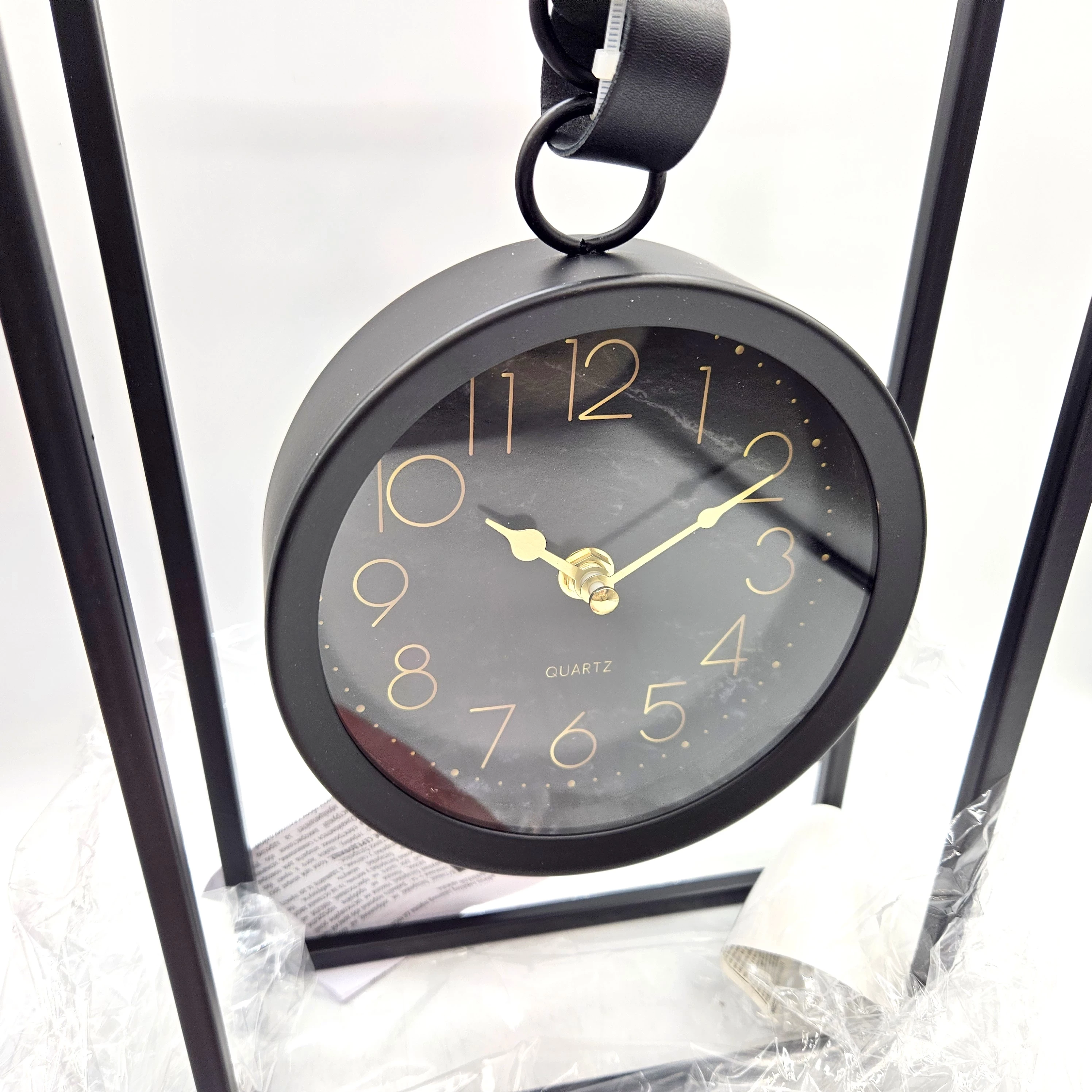 zegar-wiszacy-czarny-na-biurko-metalowy-na-stelazu-zlote-wskazowki-ean-gtin-8720573996174