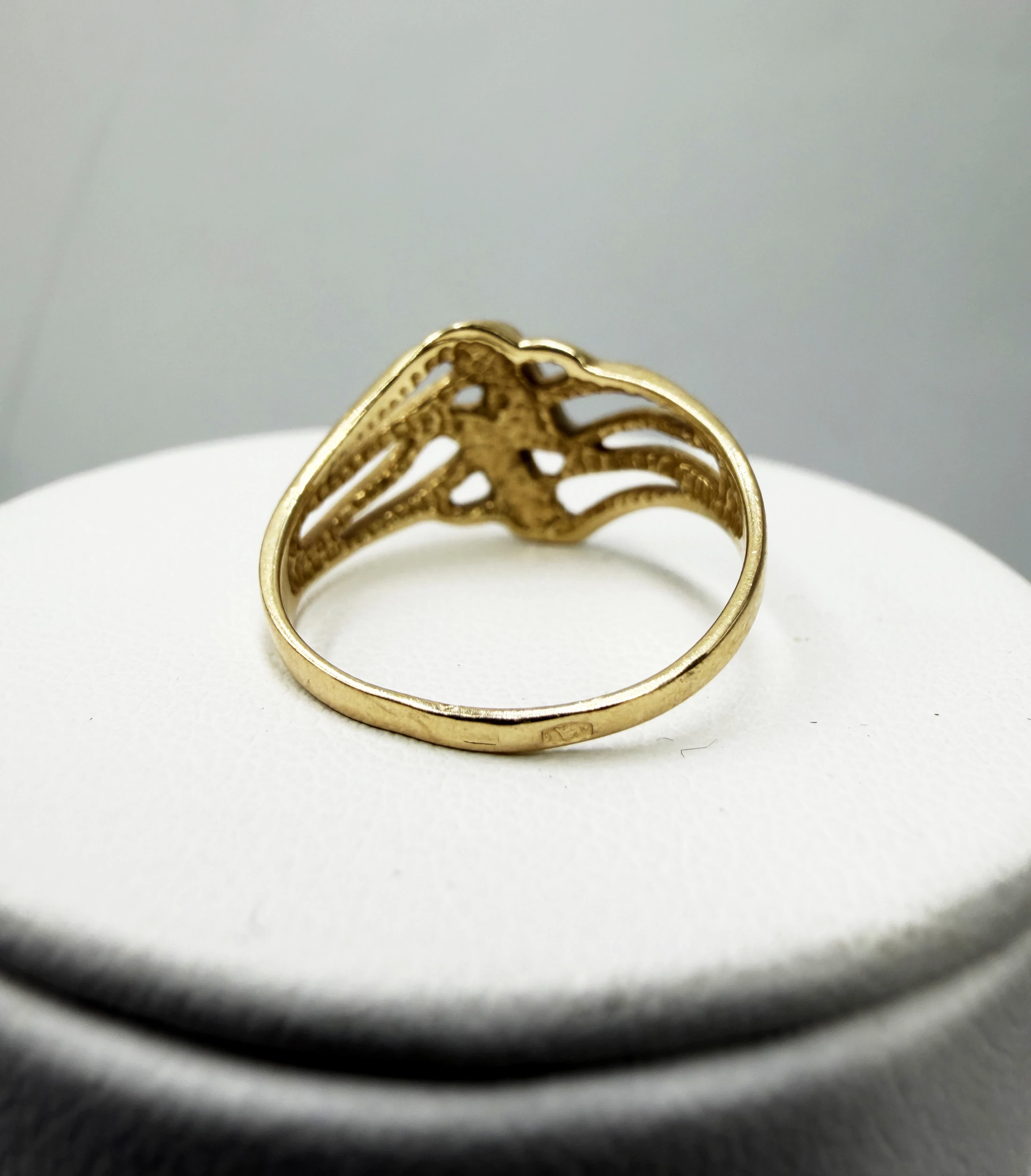 zloty-pierscionek-ze-wzorem-p585240r13-kamienie-221-64