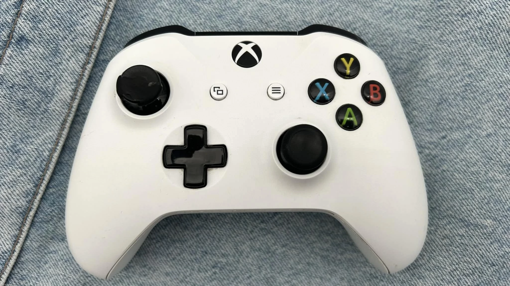 xbox-one-pad-bezprzewodowy-oryginalny-bialy-model-1708-bez-tylniej-kklapki-obroncow-wybrzeza-2a-gdansk
