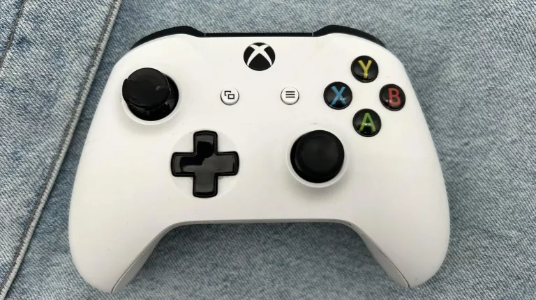 xbox-one-pad-bezprzewodowy-oryginalny-bialy-model-1708-bez-tylniej-kklapki-obroncow-wybrzeza-2a-gdansk