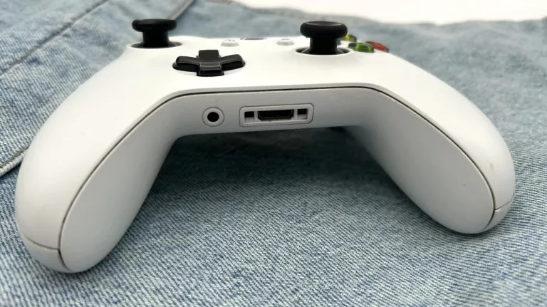 xbox-one-pad-bezprzewodowy-oryginalny-bialy-model-1708-bez-tylniej-kklapki-ean-gtin-889842465402