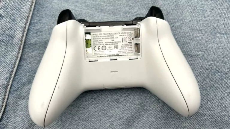 xbox-one-pad-bezprzewodowy-oryginalny-bialy-model-1708-bez-tylniej-kklapki-kod-producenta-hyperspace