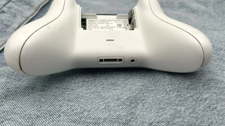 xbox-one-pad-bezprzewodowy-oryginalny-bialy-model-1708-bez-tylniej-kklapki-sposob-podlaczenia-210654-2