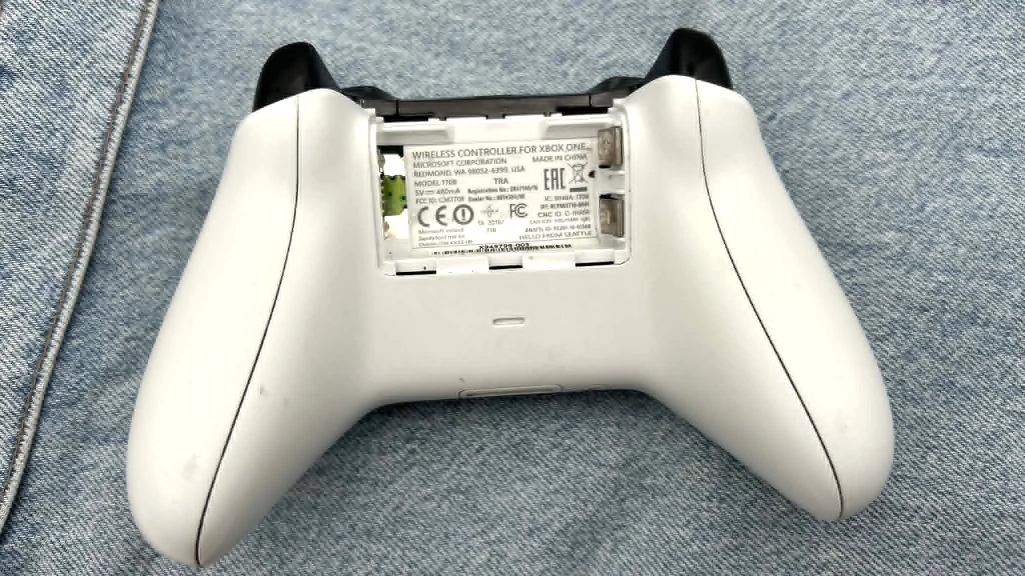 xbox-one-pad-bezprzewodowy-oryginalny-bialy-model-1708-bez-tylniej-kklapki-kod-producenta-hyperspace