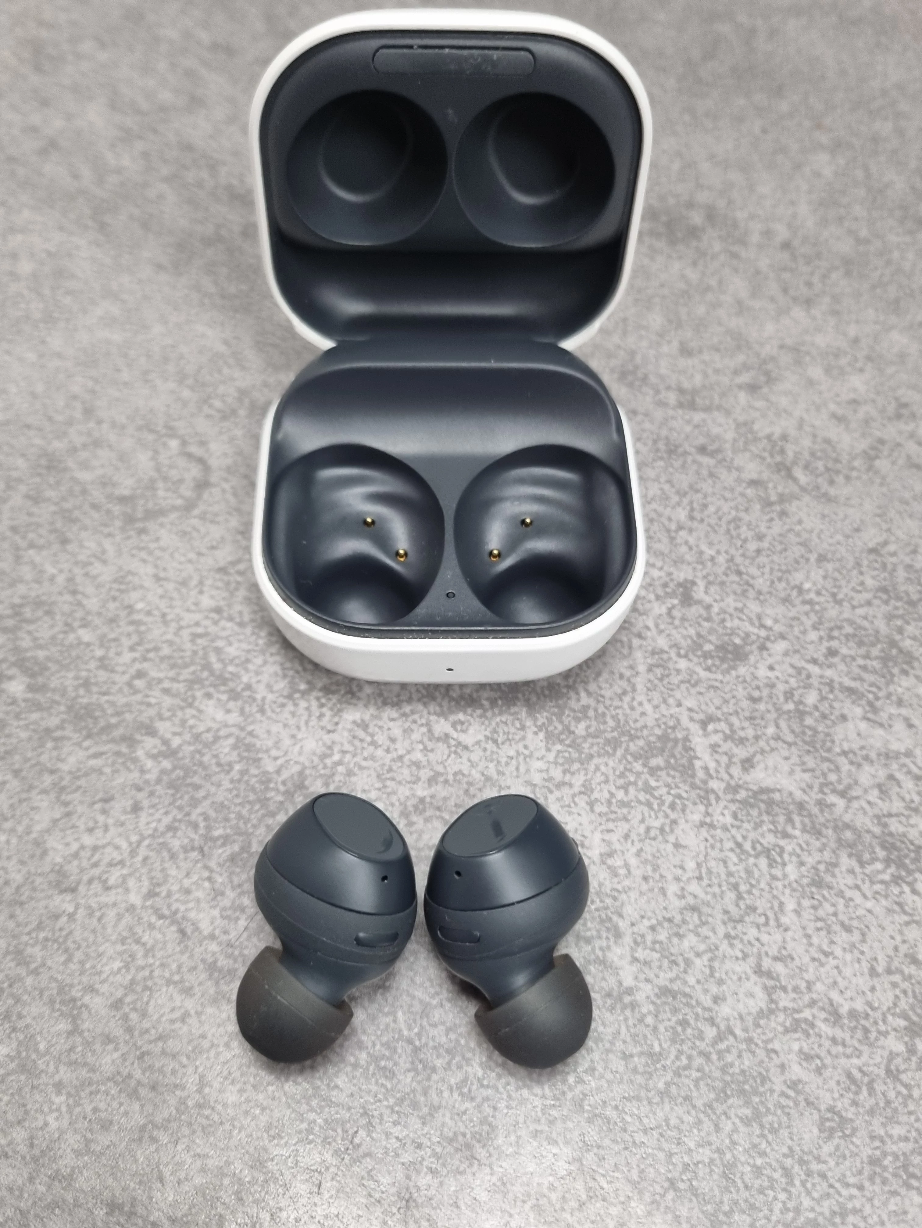 sluchawki-samsung-buds-fe-kod-producenta-sm-r400n