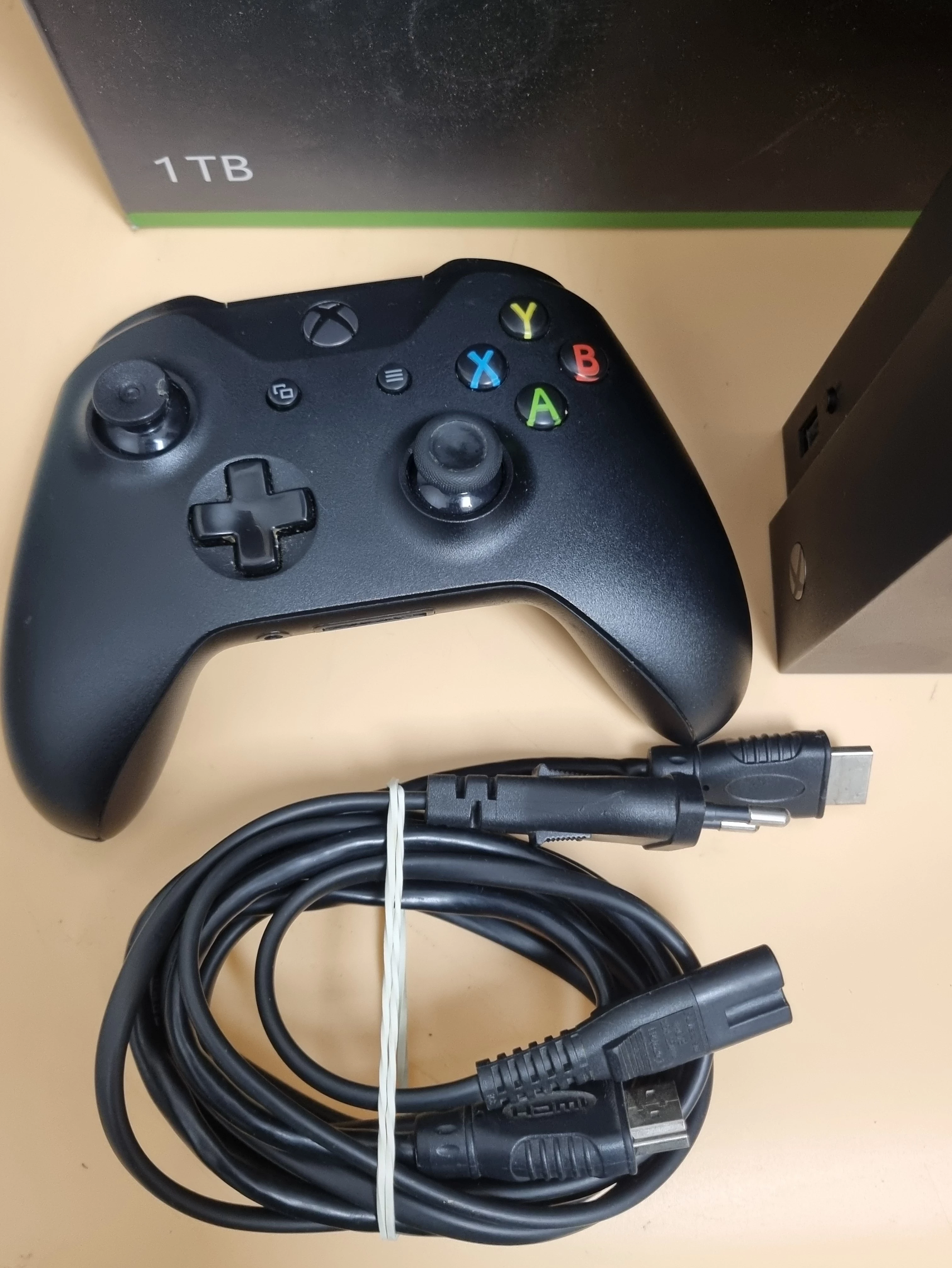 konsola-microsoft-xbox-one-x-1tb-kolor-249512-1647413