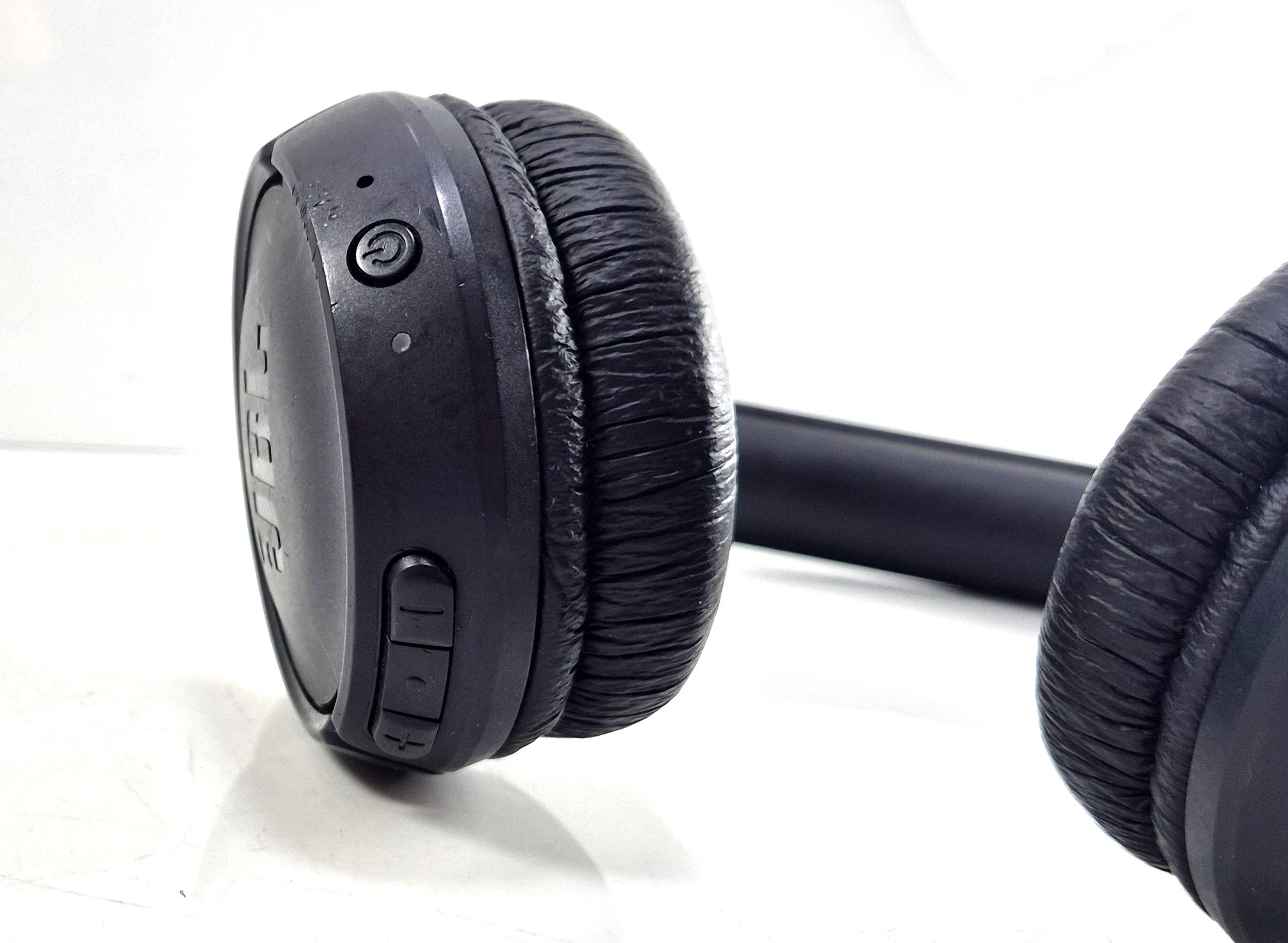 sluchawki-jbl-nauszne-bezprzewodowe-czarne-transmisja-sygnalu-203713-217785