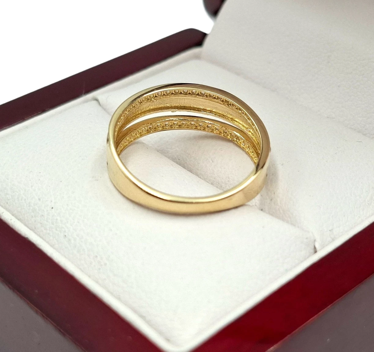 zloty-pierscionek-z-cyrkoniami-p-585-w-235-g-r-15-material-15835-2