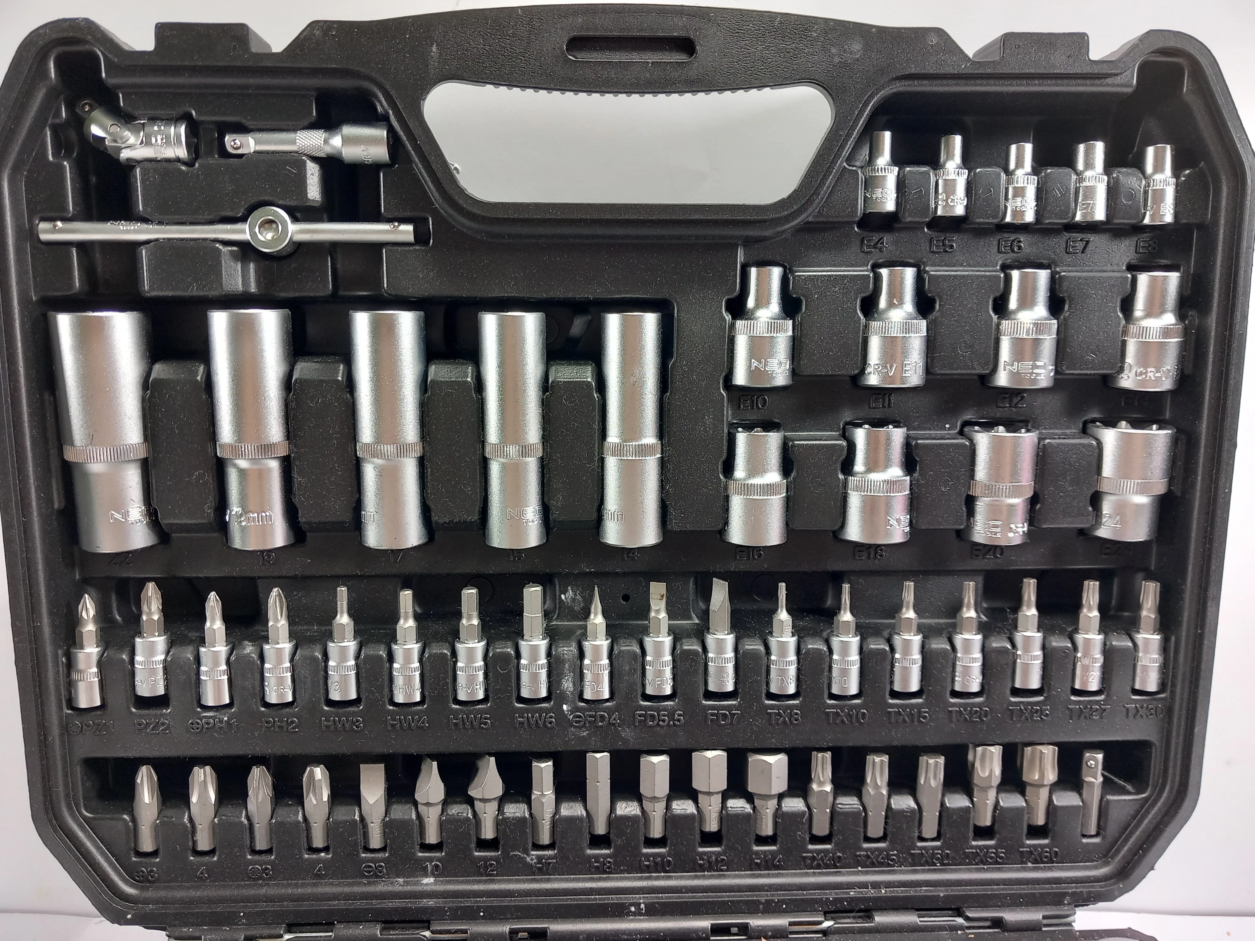 zestaw-kluczy-110-elementow-neotools-w-walizce-liczba-elementow-w-zestawie-110