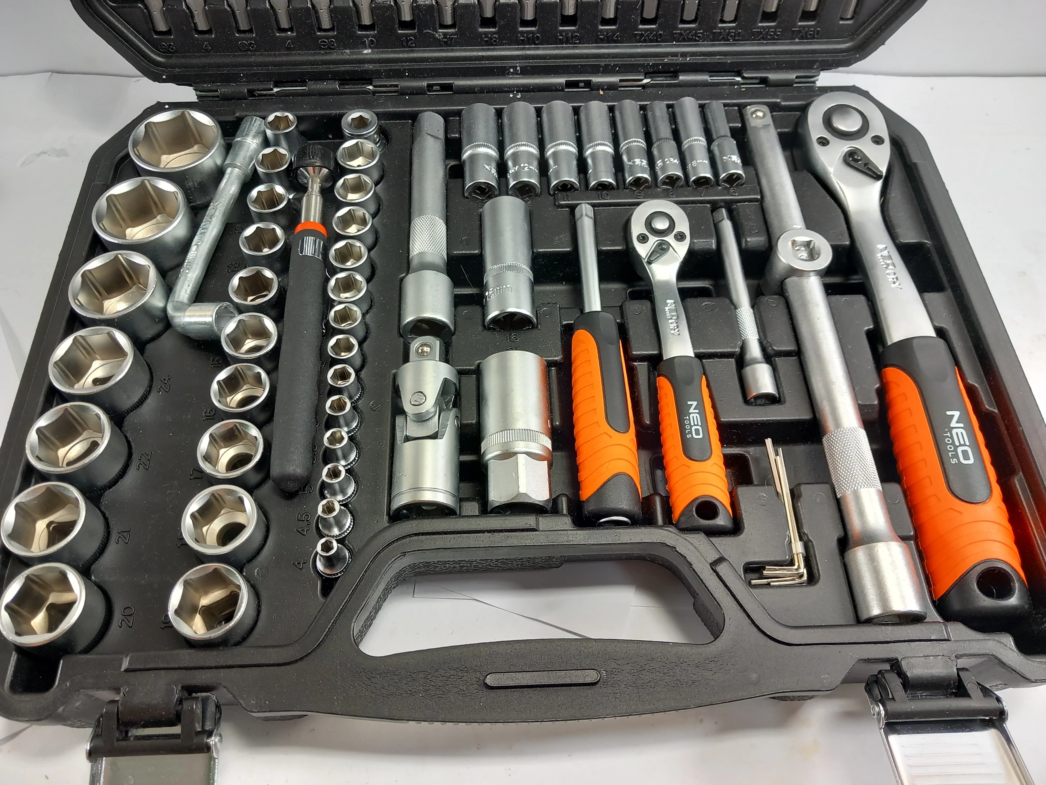 zestaw-kluczy-110-elementow-neotools-w-walizce-stan-11323-2