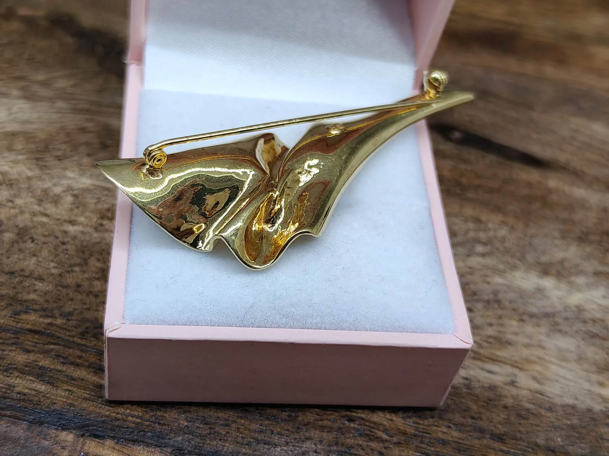 zlota-broszka-plynna-elegancja-kwintesencja-nowoczesnego-designu-8k-kolor-249512-1647429