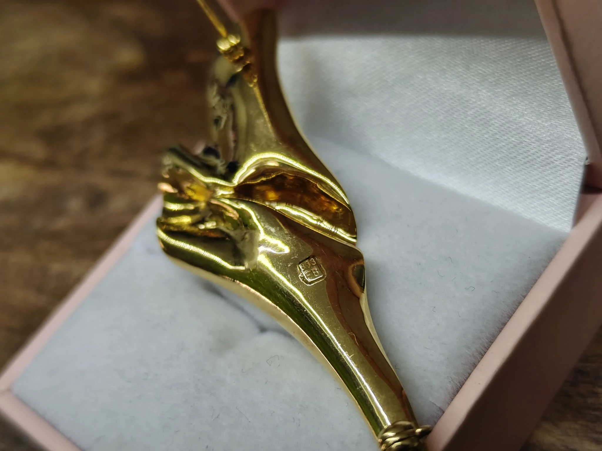 zlota-broszka-plynna-elegancja-kwintesencja-nowoczesnego-designu-8k-motyw-129129-246990