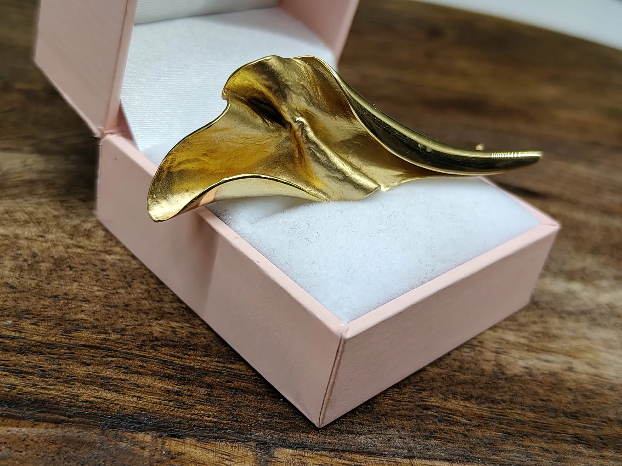 zlota-broszka-plynna-elegancja-kwintesencja-nowoczesnego-designu-8k-kamien-17088-524288